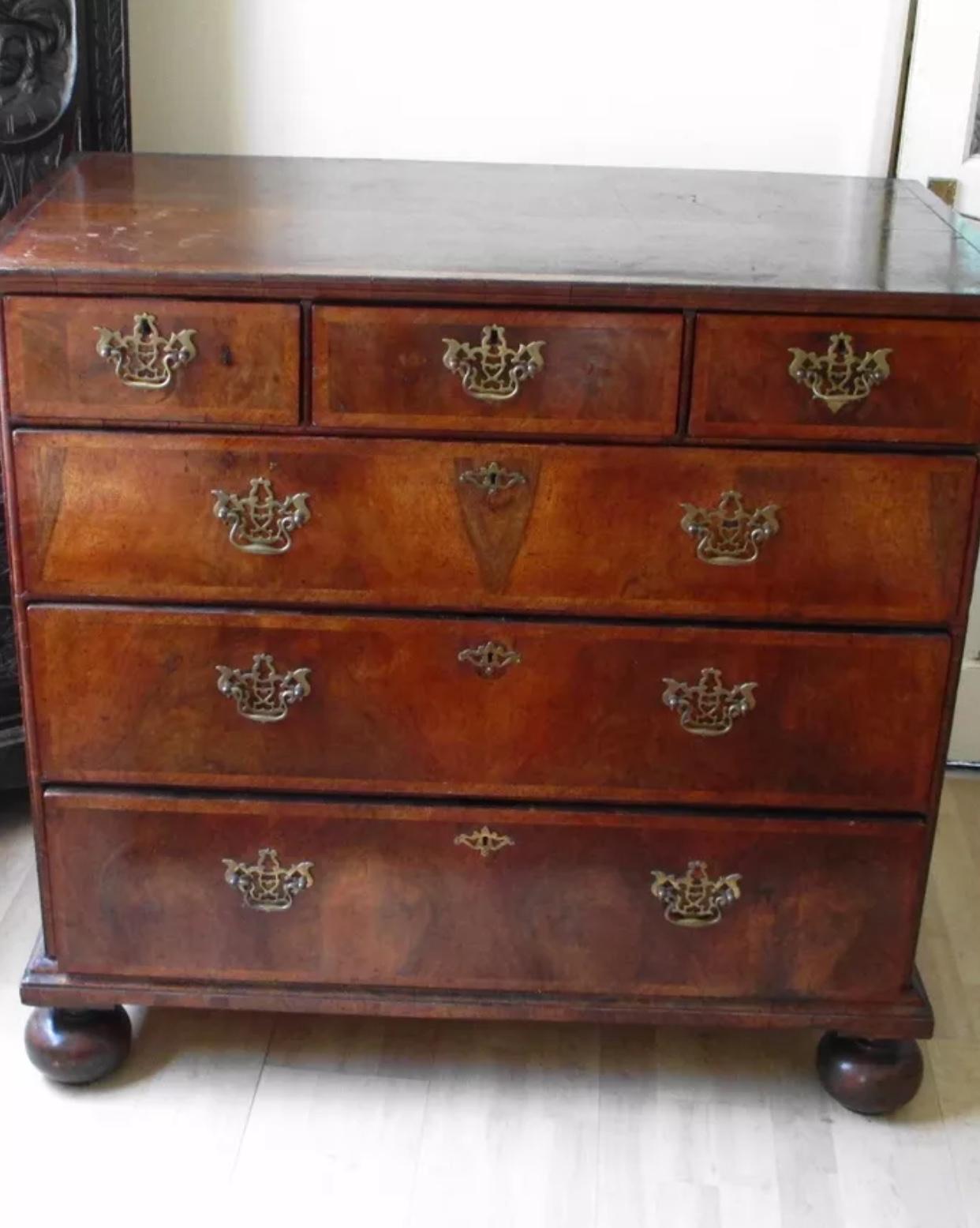 William and Mary walnut on oak chest, nicely figured Walnut, circa 1690.
Measures: 39.3/4 inch wide
37 inches tall
29 inches deep.