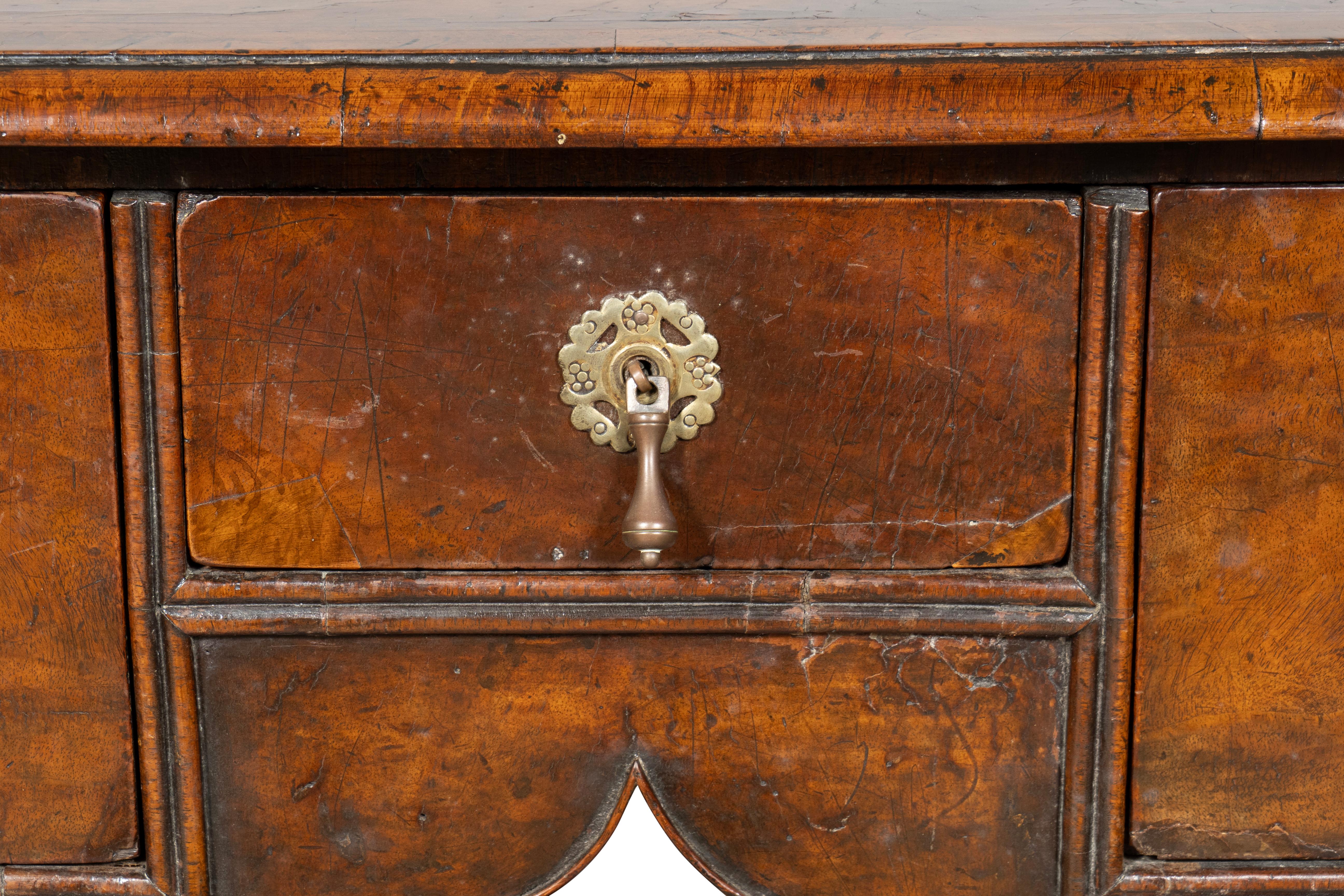 Table d'appoint en noyer William & Mary en vente 3