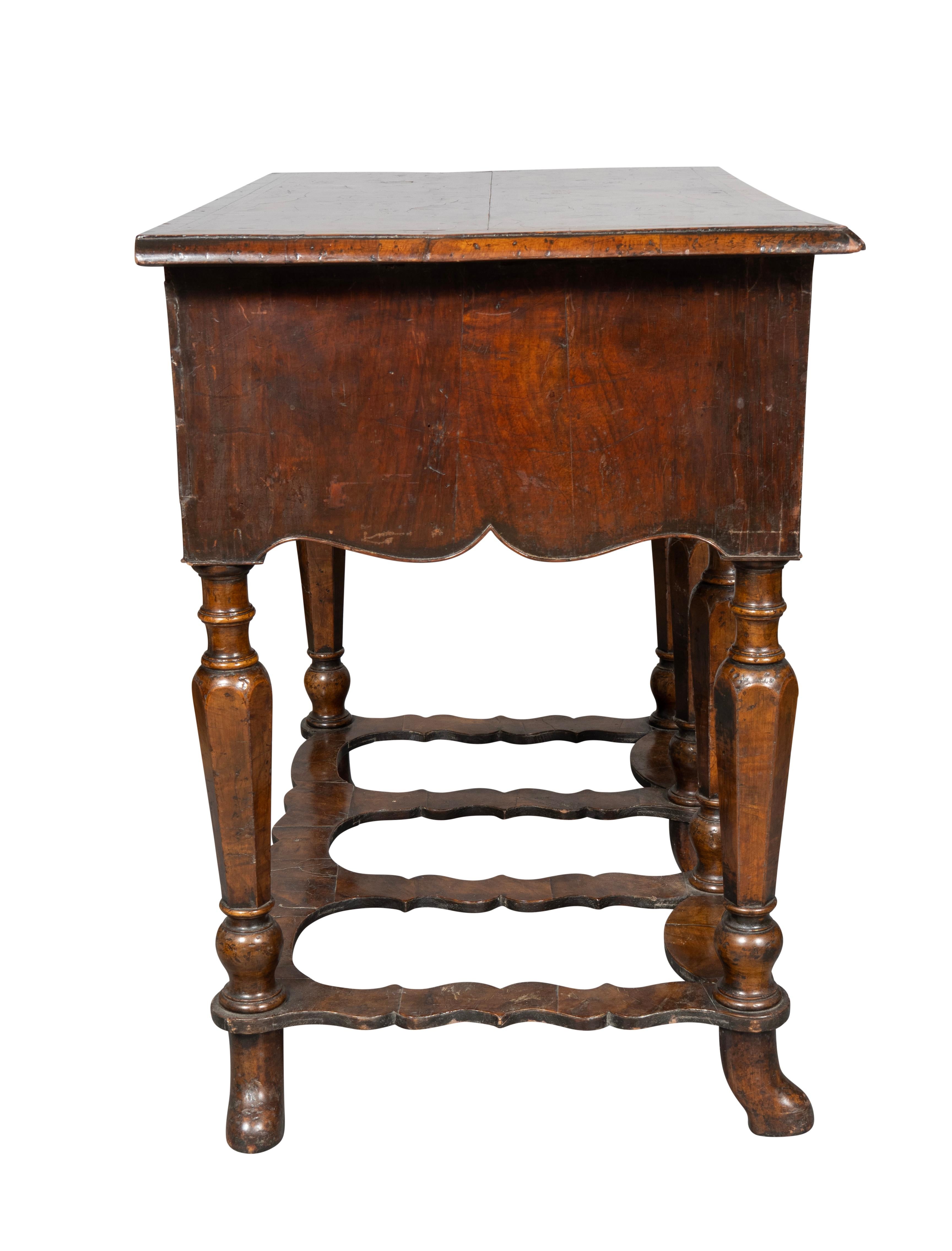 William and Mary Table d'appoint en noyer William & Mary en vente