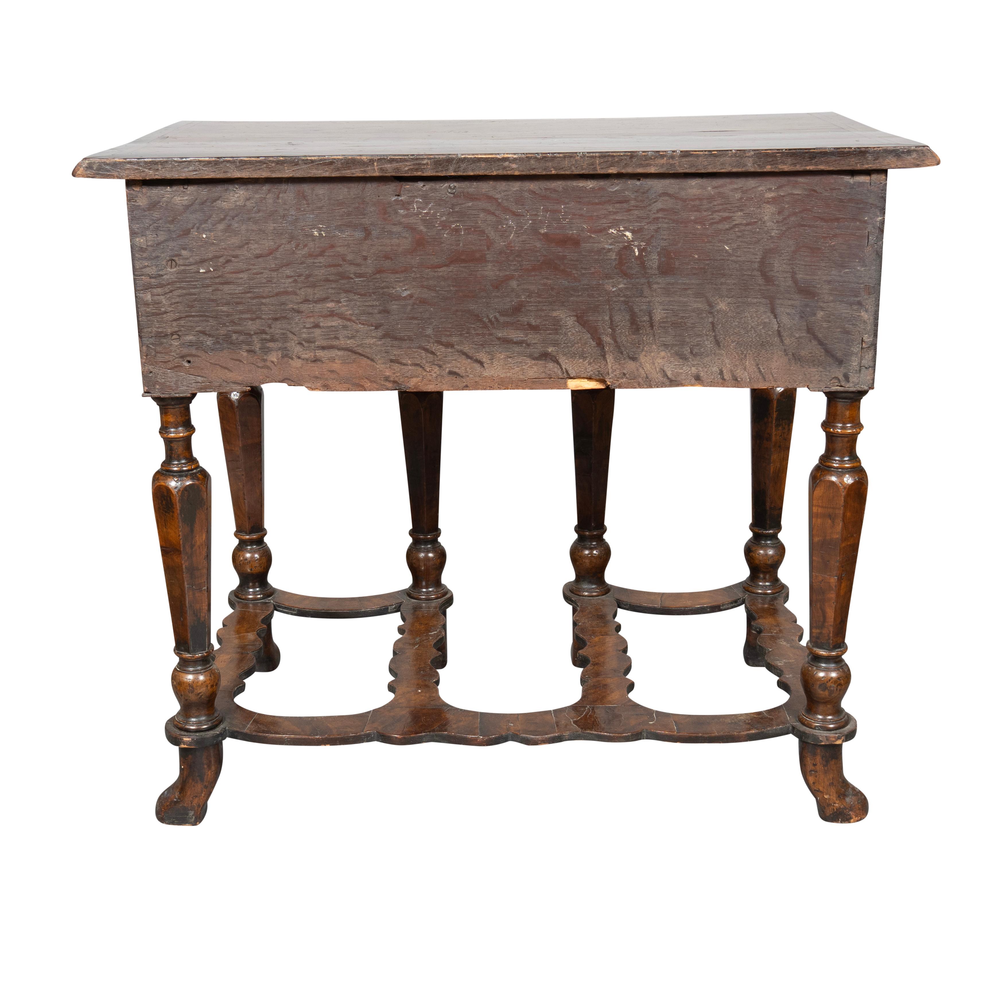 Anglais Table d'appoint en noyer William & Mary en vente