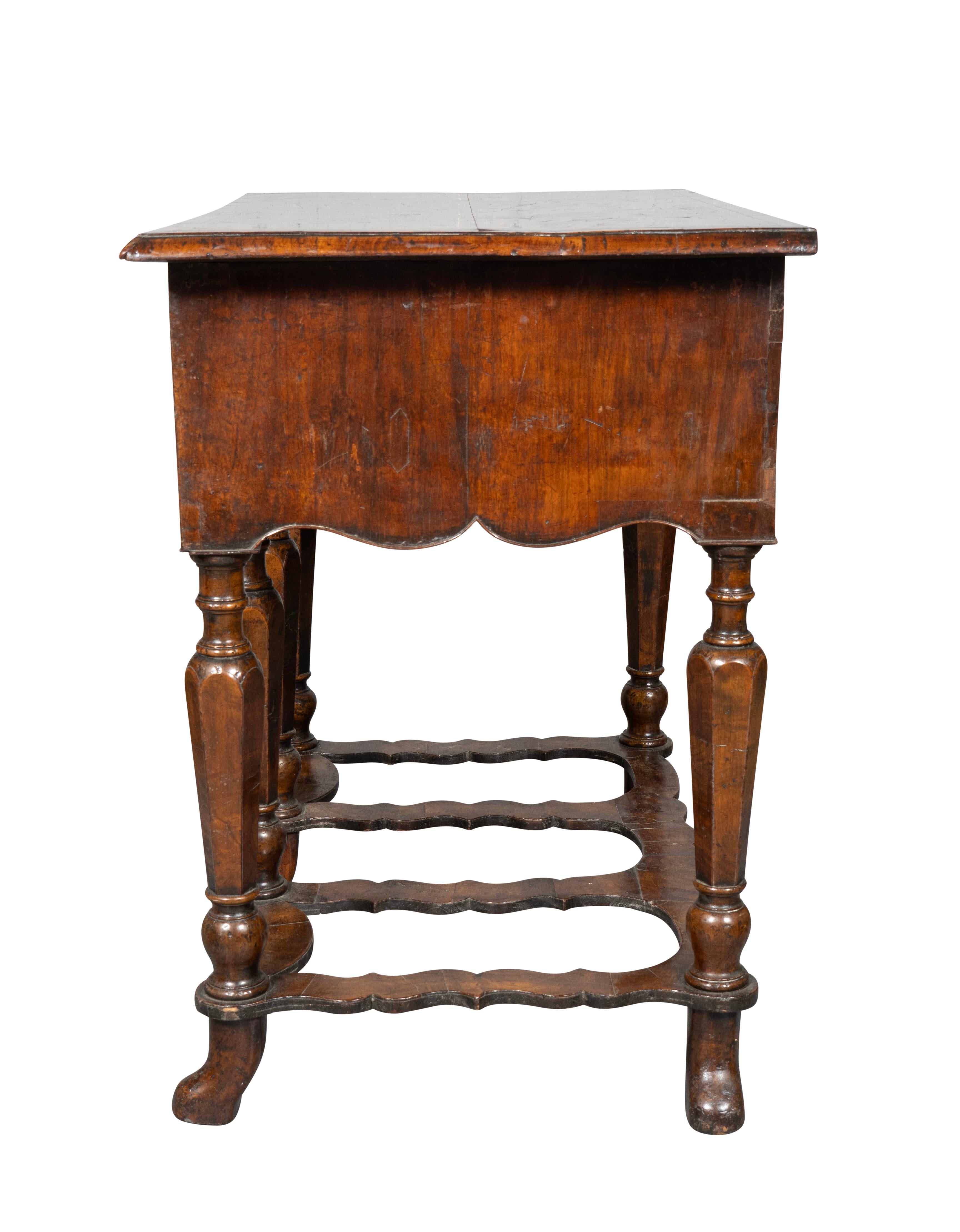 Table d'appoint en noyer William & Mary Bon état - En vente à Essex, MA