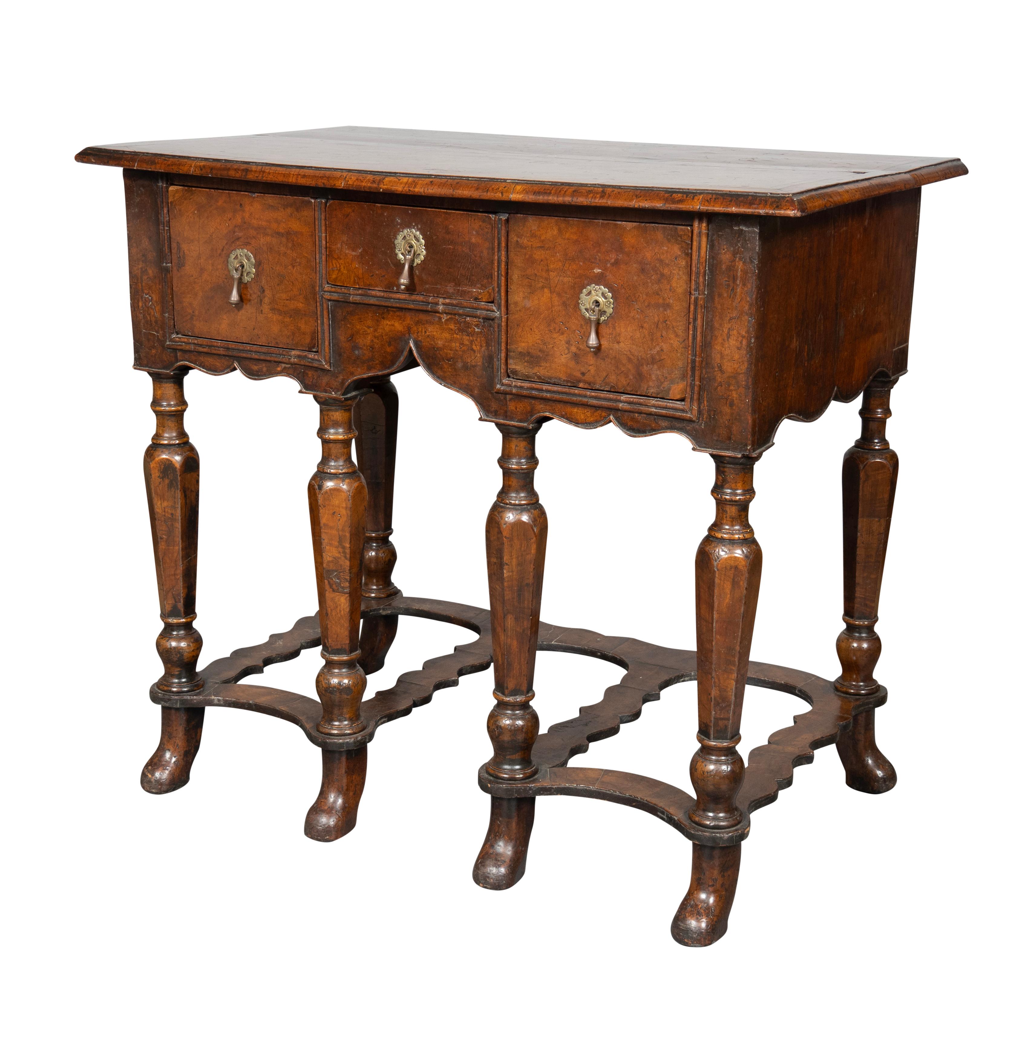 Début du XVIIIe siècle Table d'appoint en noyer William & Mary en vente