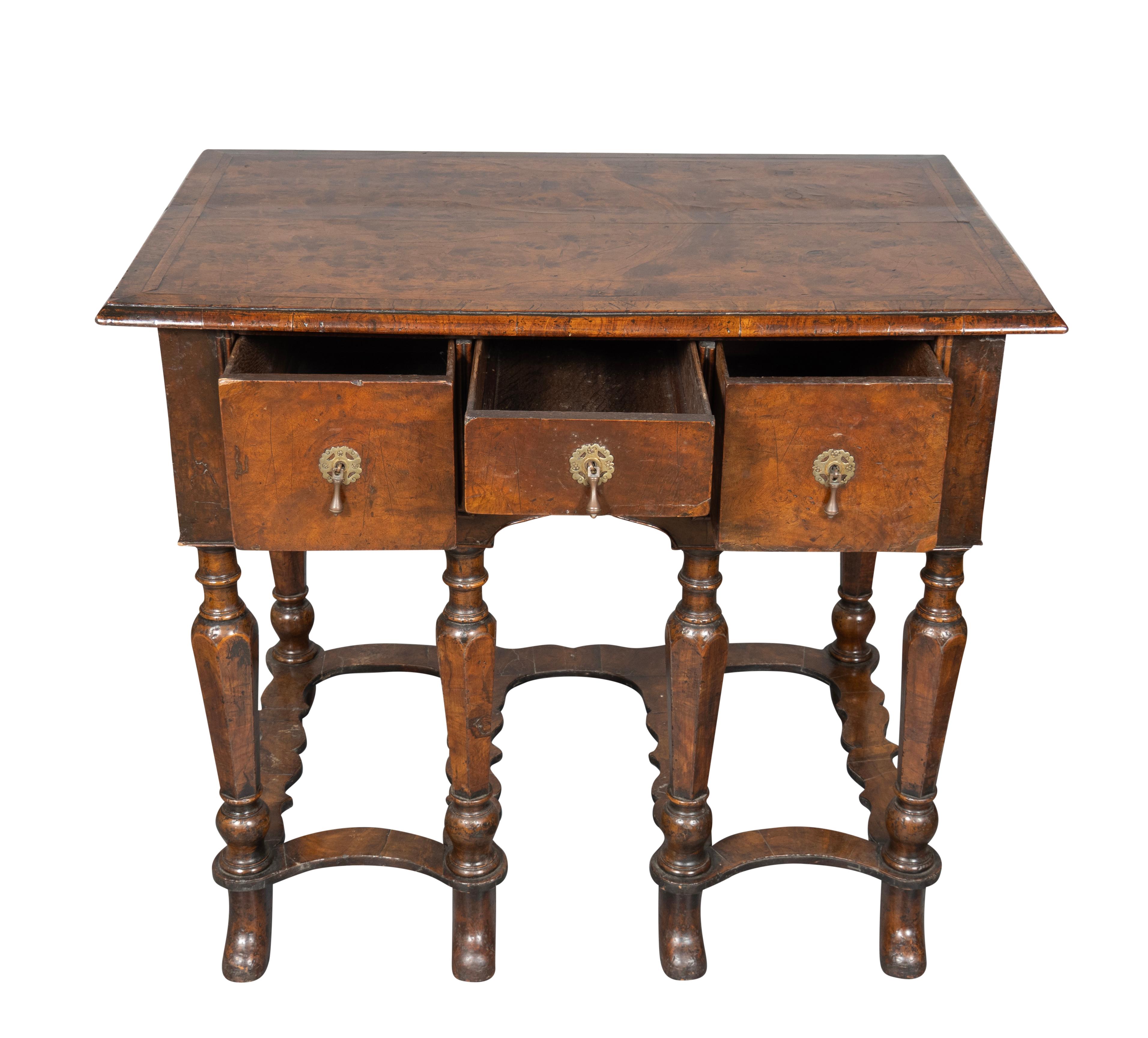 Laiton Table d'appoint en noyer William & Mary en vente