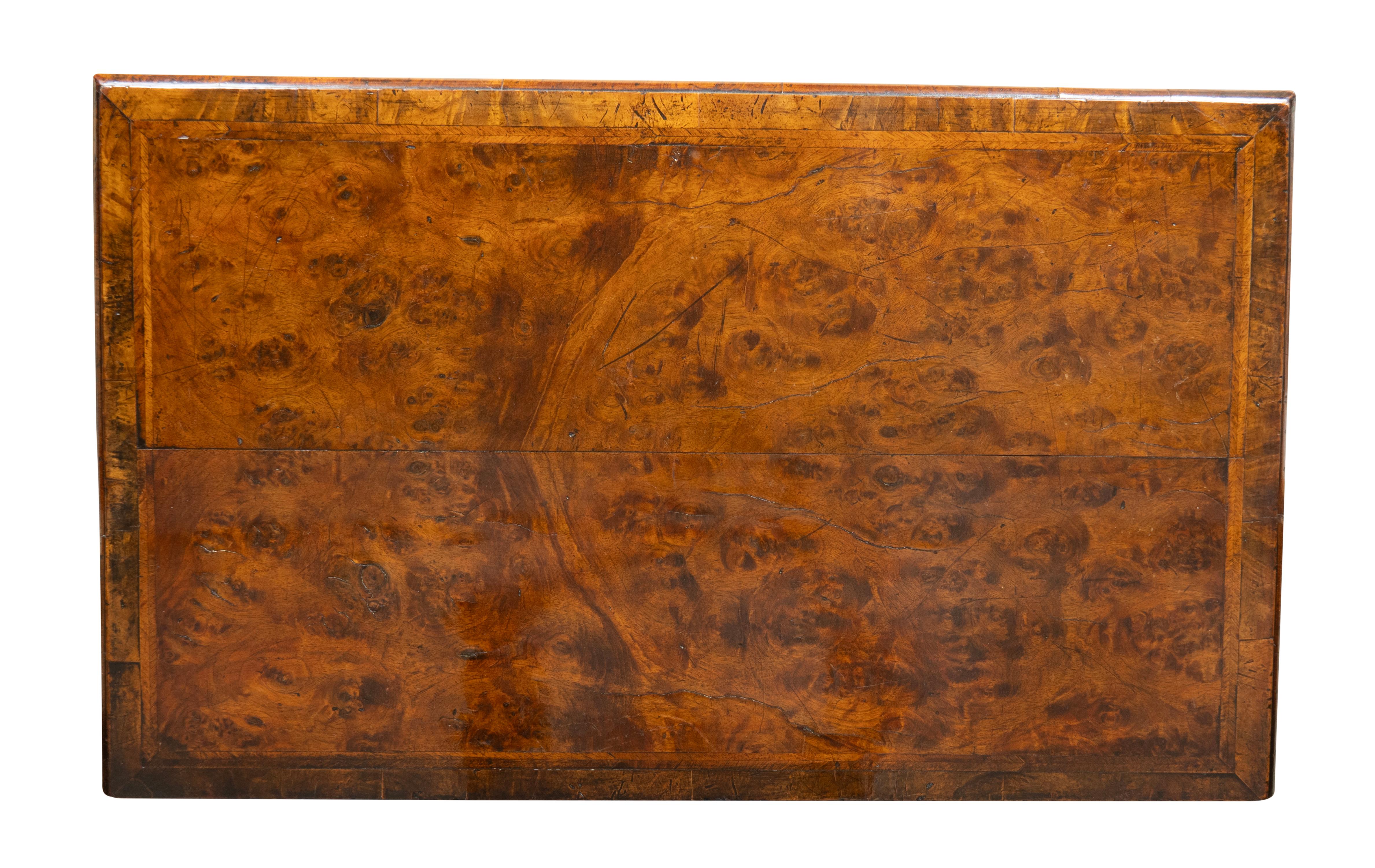 Table d'appoint en noyer William & Mary en vente 1