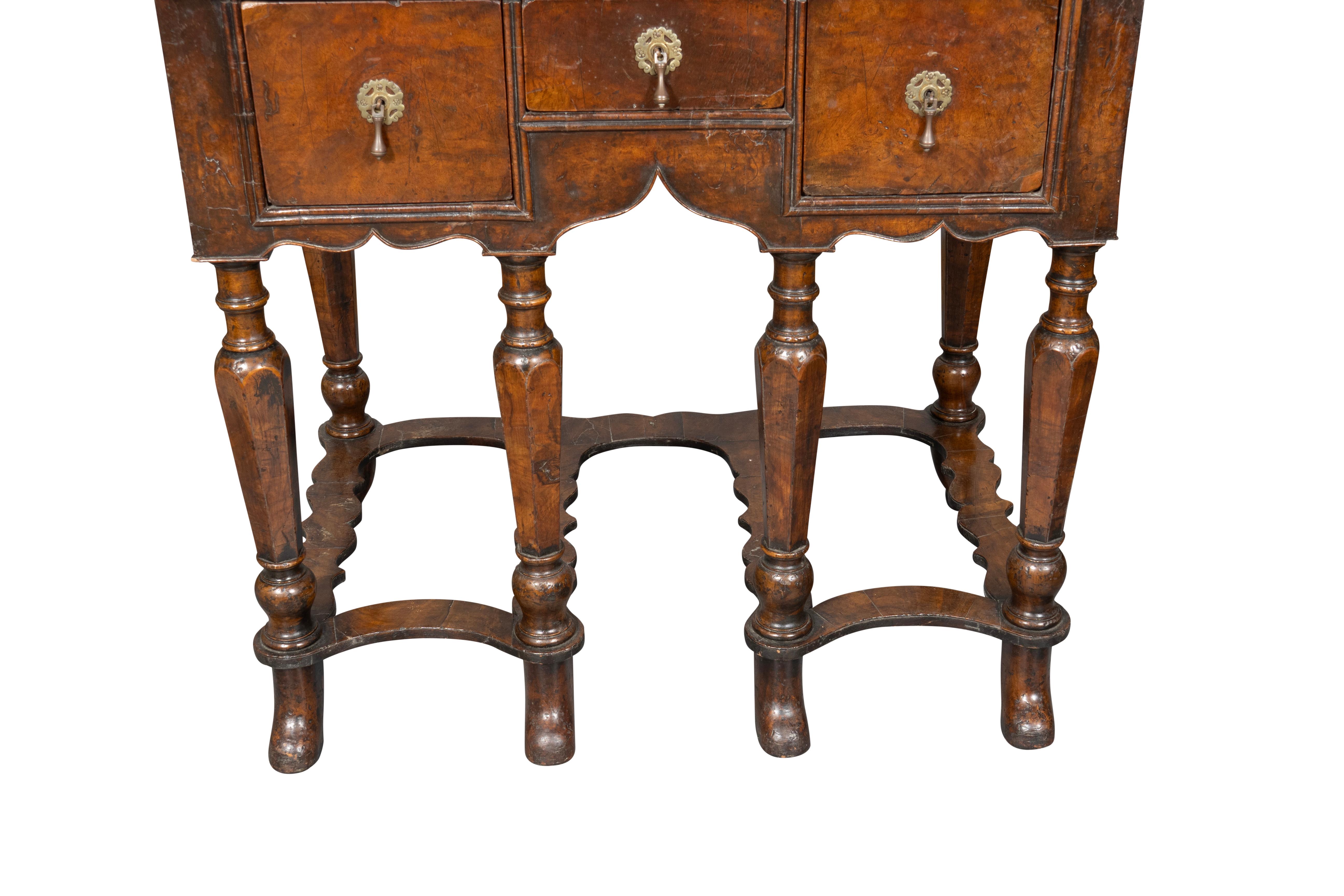 Table d'appoint en noyer William & Mary en vente 2