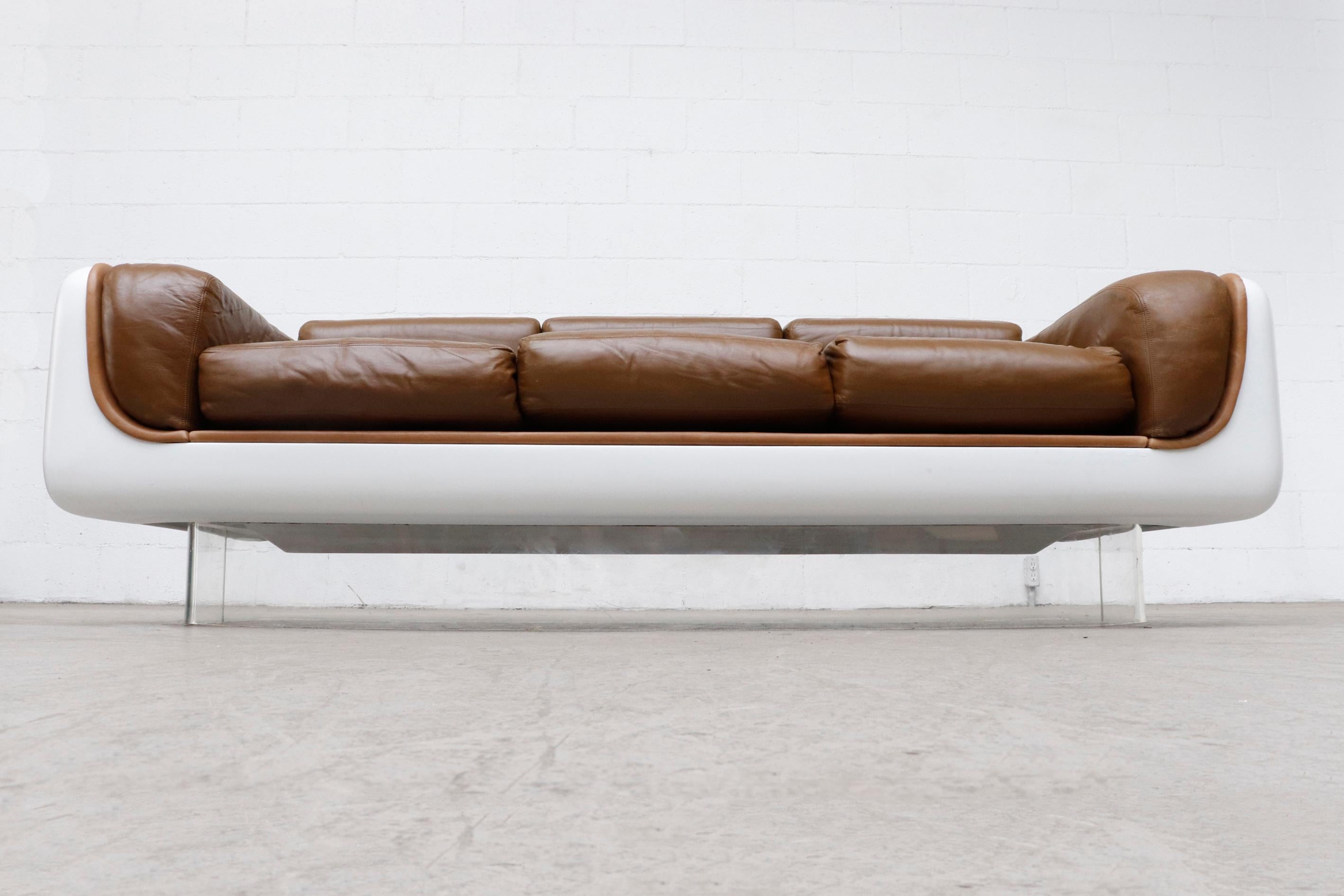William Andrus for Steelcase Fiberglass, Lucite and Leather Sofa, 1960s In Good Condition In Los Angeles, CA