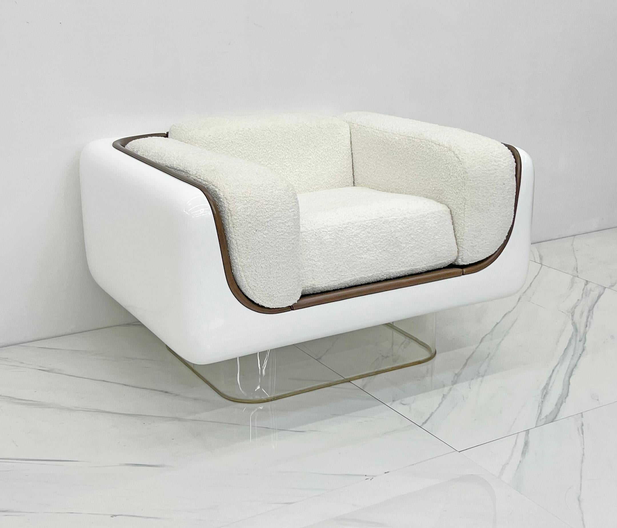 Designed in the 1970s, this chair is considered to be one of the holy grails for Space Age and modern design enthusiasts alike. This lounge chair is stunning .With its curved body, rounded edges, and clean lines, this set-- while Space Age, mod in