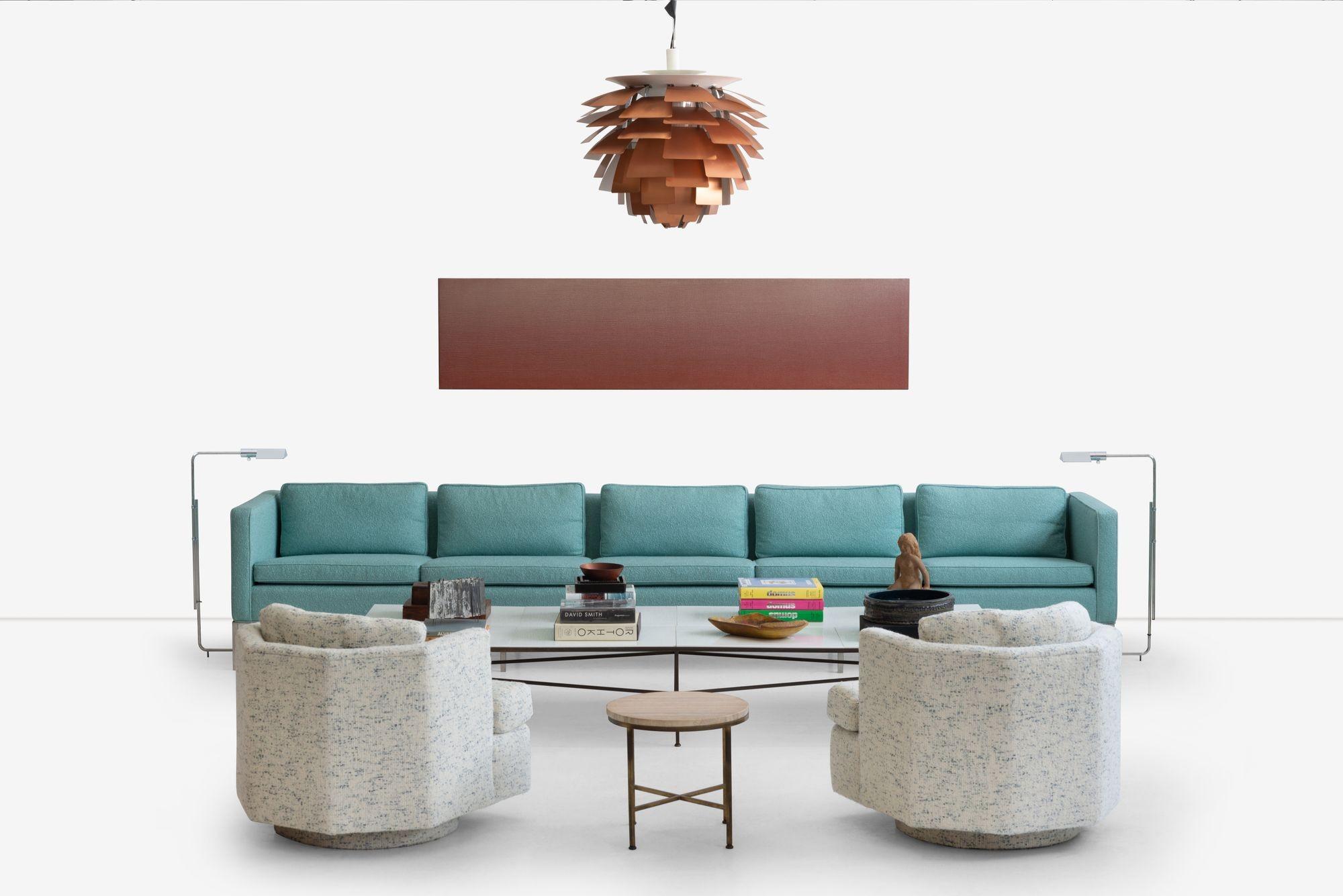 Das William Armbruster Custom Designed Monumental Five-Seat Sofa für die Chase Manhattan Executive Offices, verkörpert Luxus und Raffinesse. Mit fachmännischer Handwerkskunst gefertigt, ist dieses große Sofa in Wolle Boucle mit einem verchromten