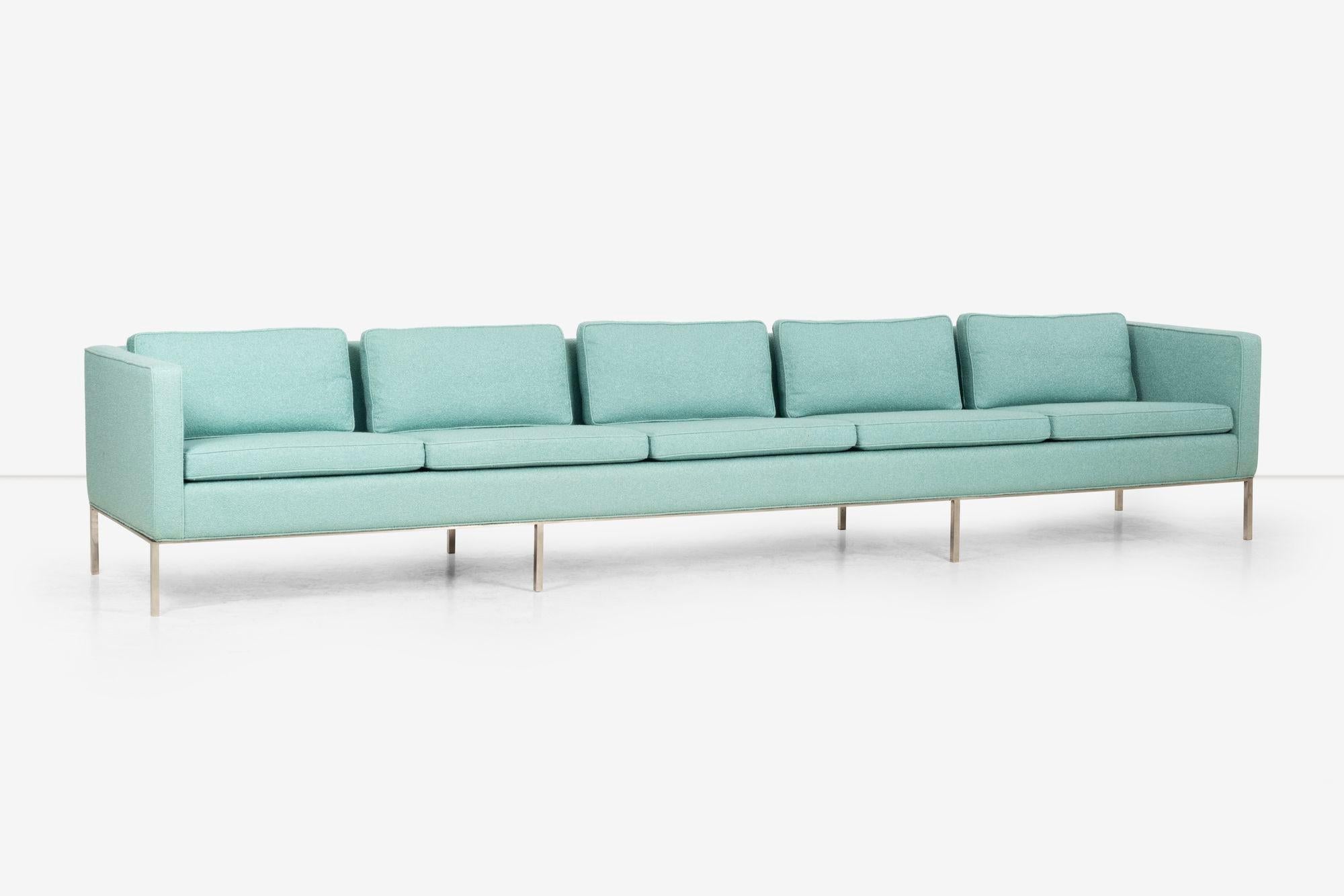 William Armbruster, maßgefertigtes monumentales fünfsitziges Sofa mit fünf Sitzen für Chase Manhattan (Bouclé) im Angebot