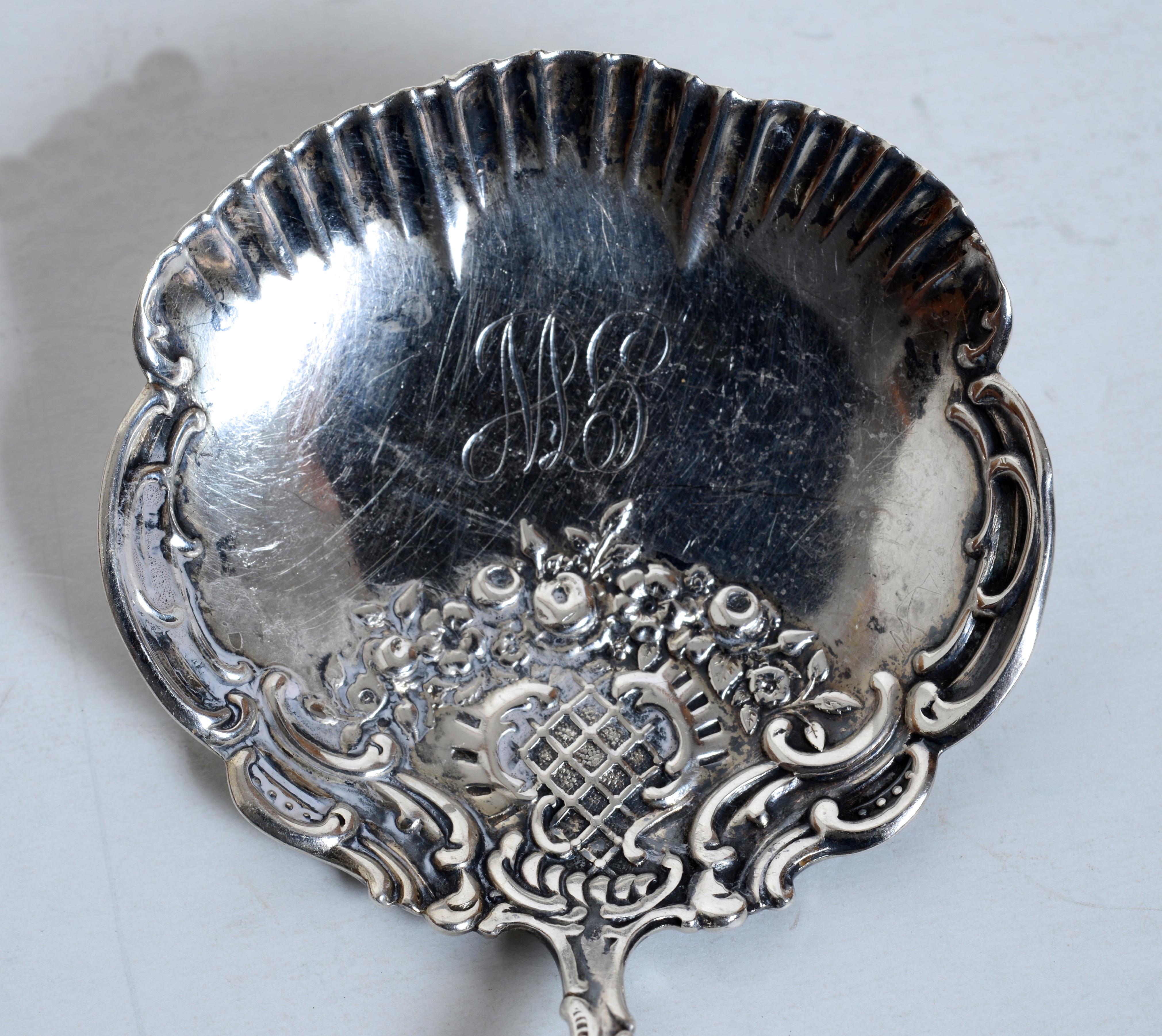 William B. Durgin Sterling Silber Bon Bon Löffel Muster DUS18, um 1890. Ein schönes Muster mit netzartiger Schale und Muschelmotiven auf Schale und Griff. Kann auch zum Servieren von Beeren, Nüssen usw. verwendet werden.  
Seit mehr als 30 Jahren
