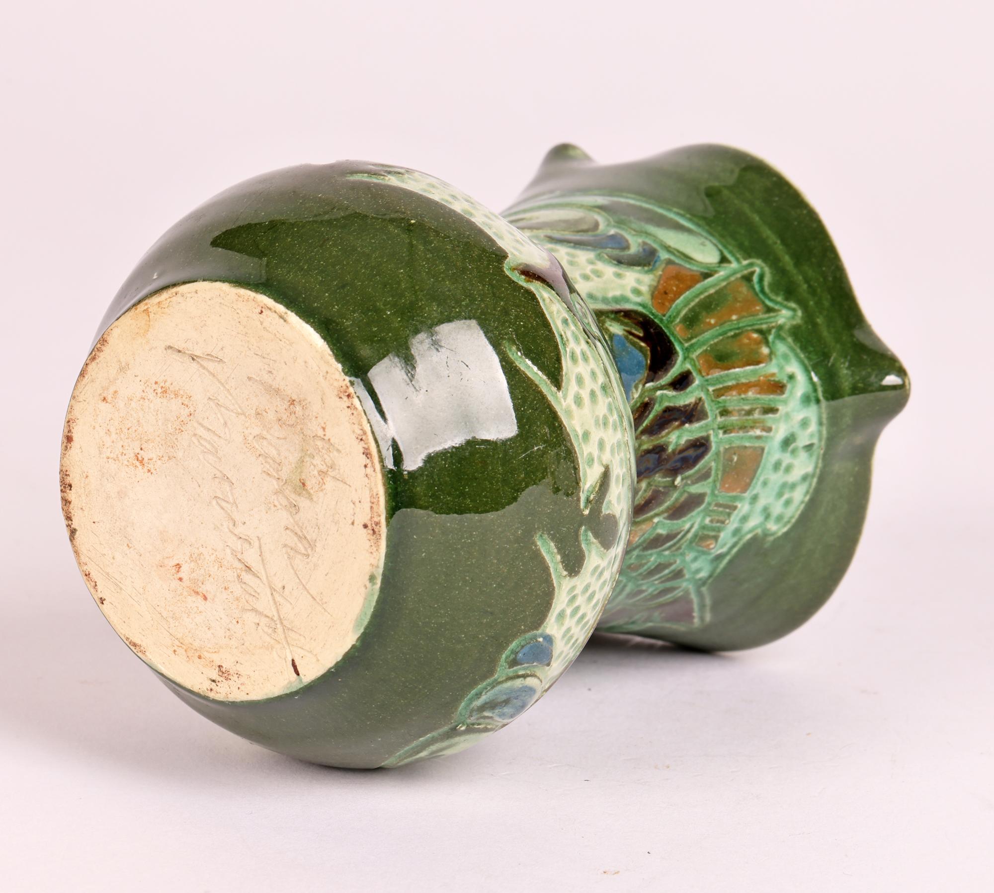 William Baron Art Pottery Vase à poisson émaillé Sgraffito en vente 3