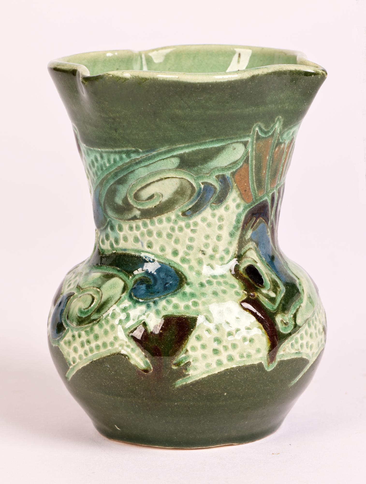 Fin du XIXe siècle William Baron Art Pottery Vase à poisson émaillé Sgraffito en vente