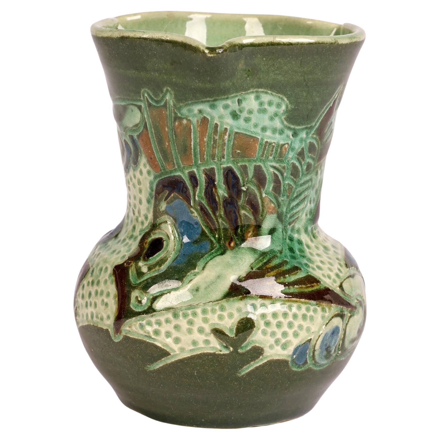 William Baron Art Pottery Vase à poisson émaillé Sgraffito en vente