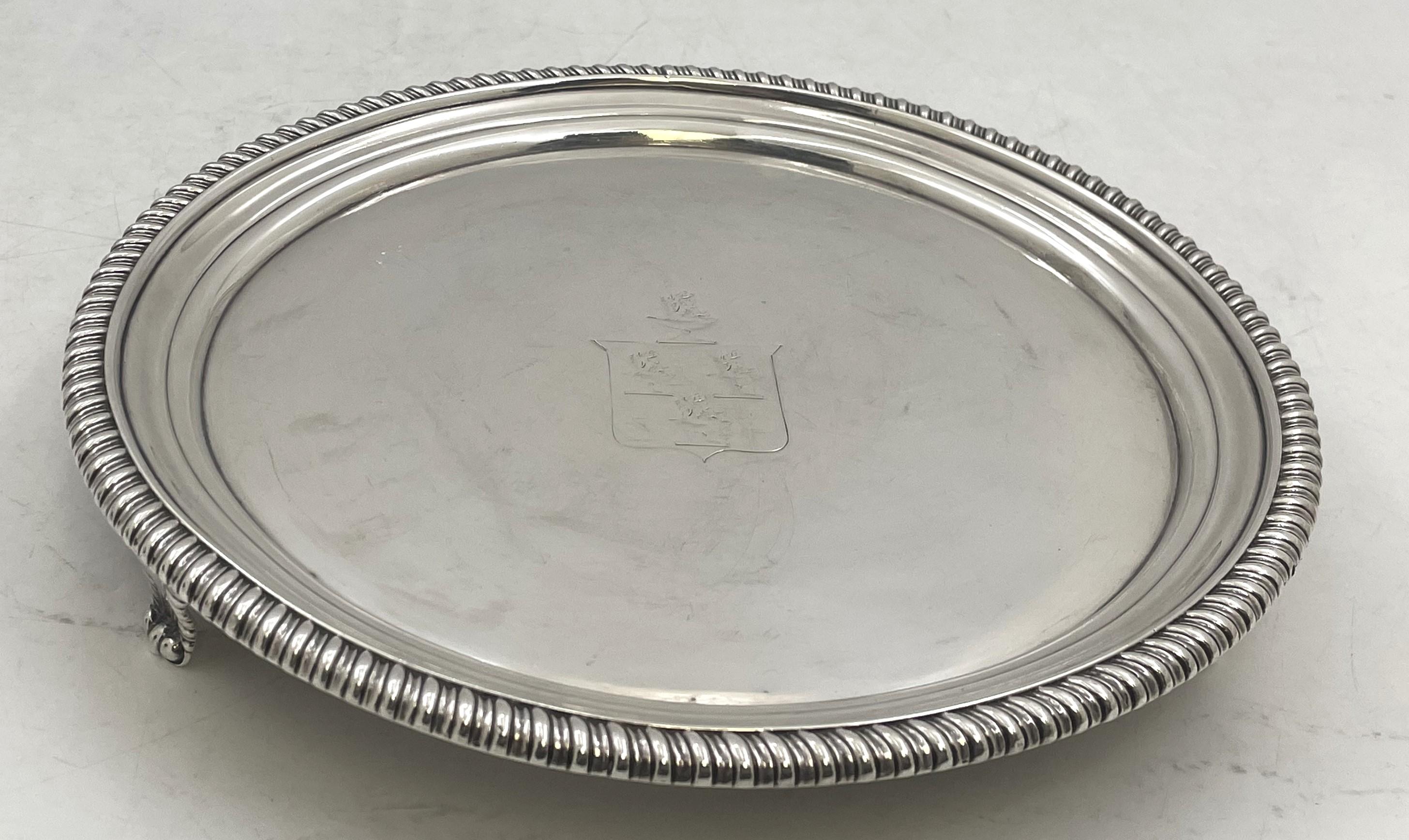 Pareja de salseras o bandejas con pie de plata de ley William Bateman, con borde estriado, de 1812 (época georgiana), apoyadas sobre 3 pies, con un escudo de armas grabado. Miden 9'' de diámetro por 1 1/2'' de altura, pesan 38,2 onzas troy y llevan