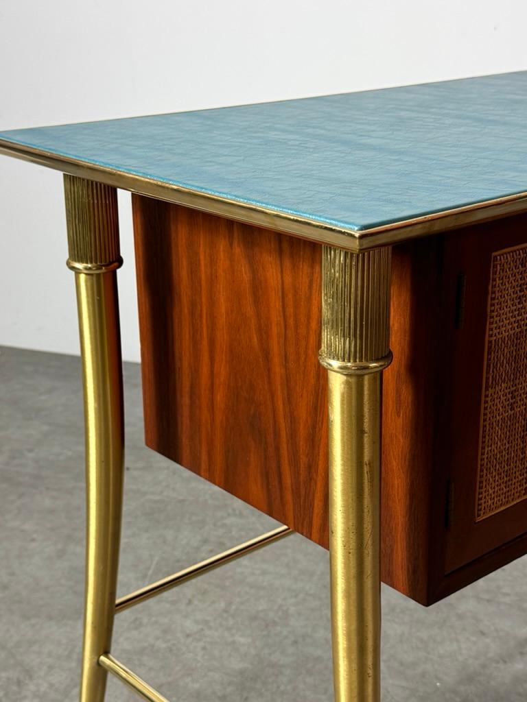 William Billy Haines Messing Klismos Bein Schreibtisch Tisch in Nussbaum und Cane circa 1950s im Angebot 5