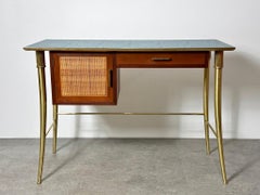 William Billy Haines Tavolo da scrivania con gambe a Klismos in ottone, noce e canna, circa 1950