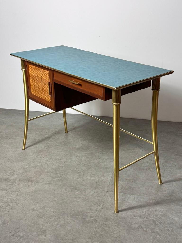 William Billy Haines Messing Klismos Bein Schreibtisch Tisch in Nussbaum und Cane circa 1950s (Hollywood Regency) im Angebot