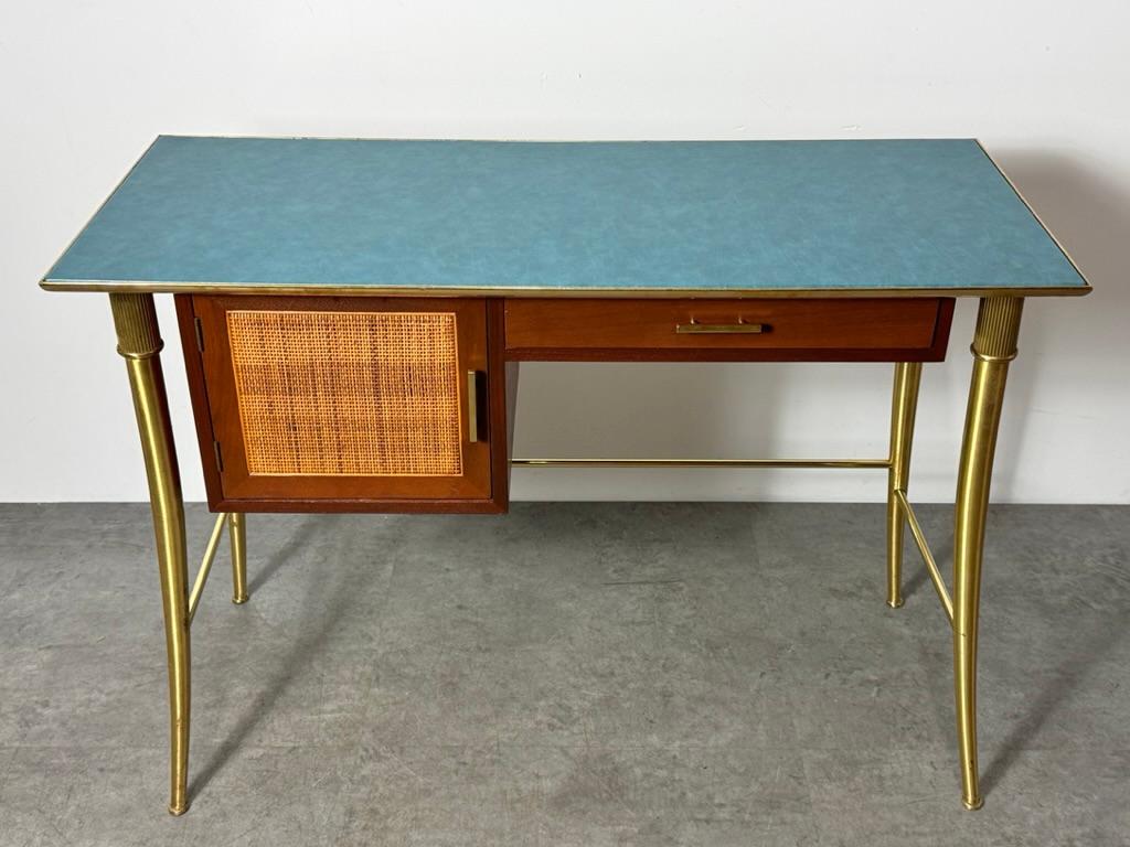 William Billy Haines Messing Klismos Bein Schreibtisch Tisch in Nussbaum und Cane circa 1950s (amerikanisch) im Angebot