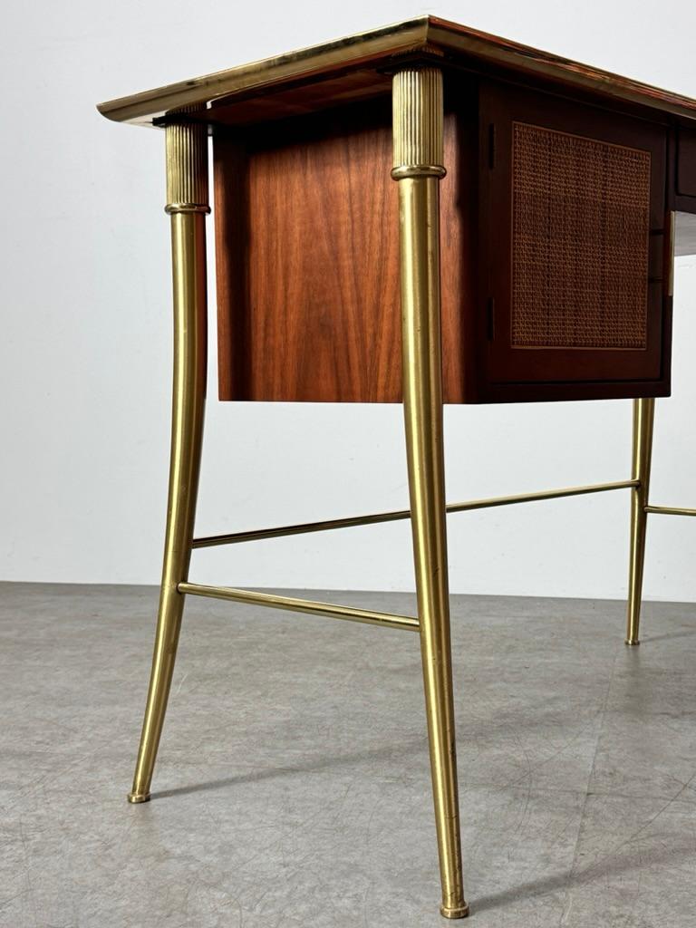 William Billy Haines Messing Klismos Bein Schreibtisch Tisch in Nussbaum und Cane circa 1950s im Angebot 2