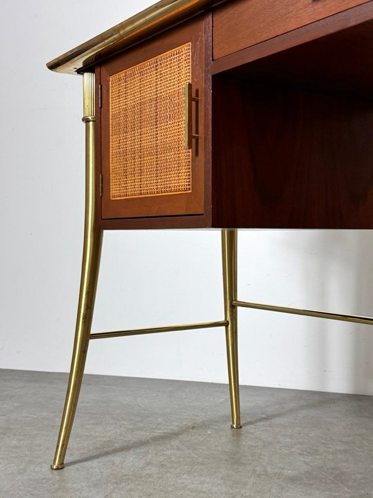 William Billy Haines Messing Klismos Bein Schreibtisch Tisch in Nussbaum und Cane circa 1950s im Angebot 3