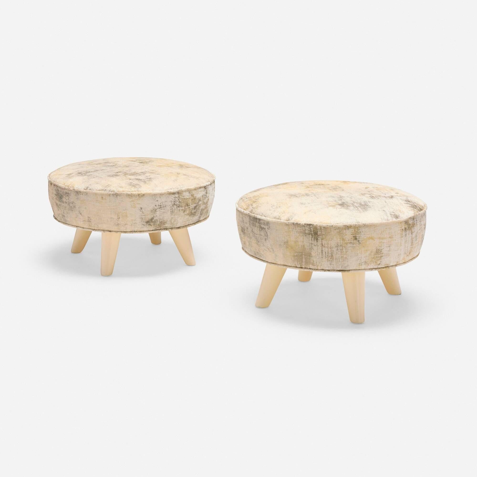 William (Billy) Haines - Pareja de taburetes giratorios, c. 1955
Tapicería, madera pintada
Dimensiones: 30 × 53 cm (12 h × 21 pulg. de diámetro)
Un sofisticado par de taburetes bajos giratorios del legendario diseñador de Hollywood William Haines,