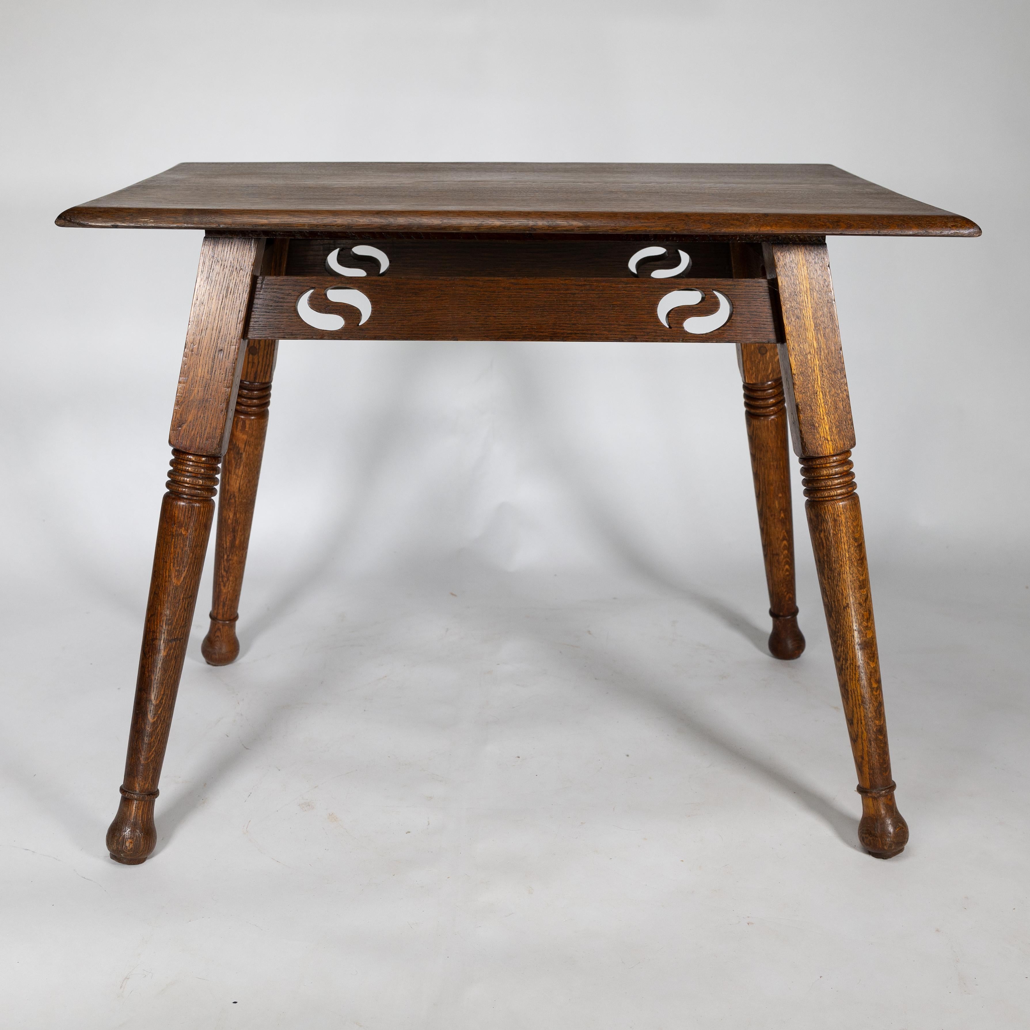 William Birch. Grande table d'appoint en chêne de style Arts and Crafts, avec décoration ying-yang percée et pieds tournés en anneau.