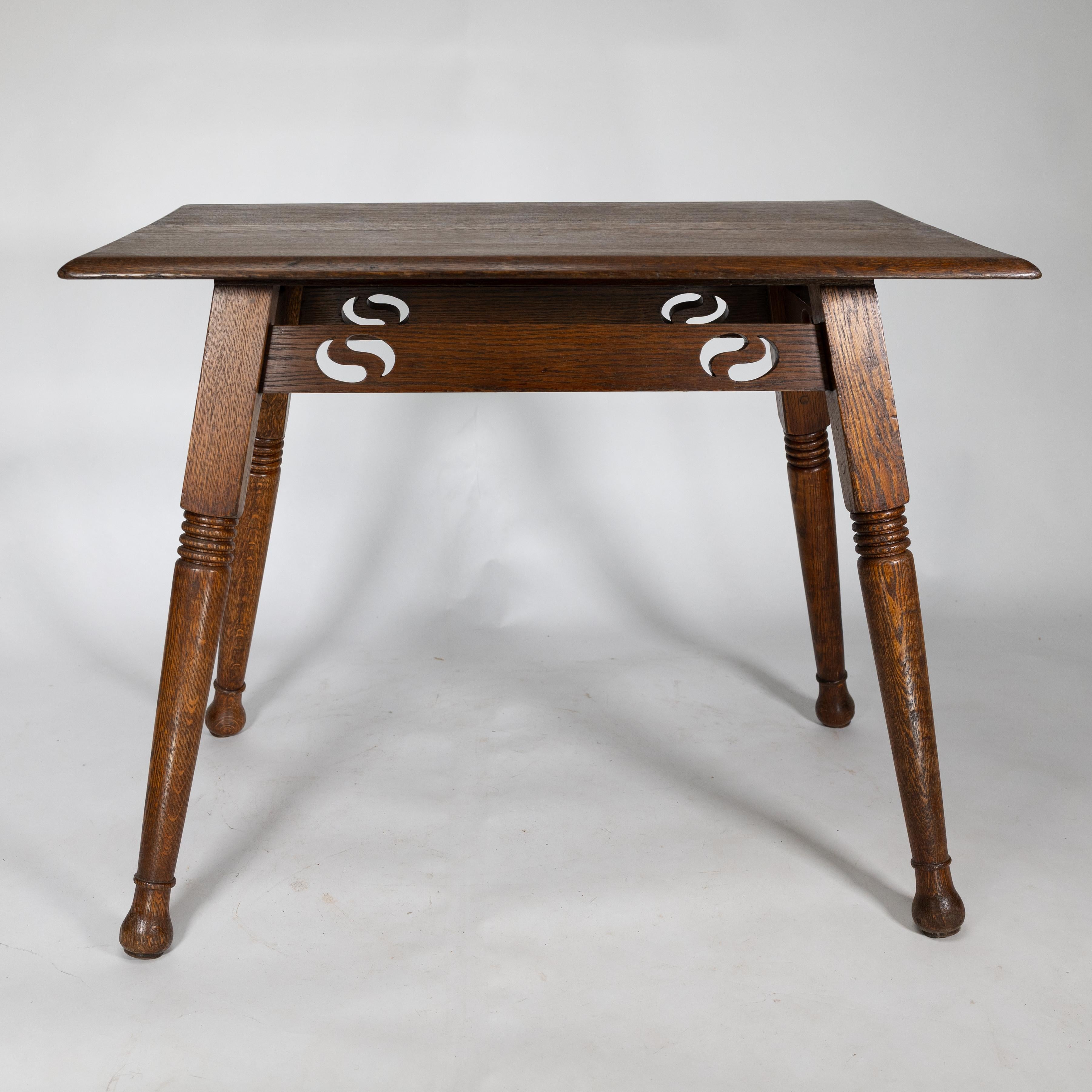 Début du 20ème siècle William Birch. Grande table d'appoint en chêne de style Arts and Crafts en vente