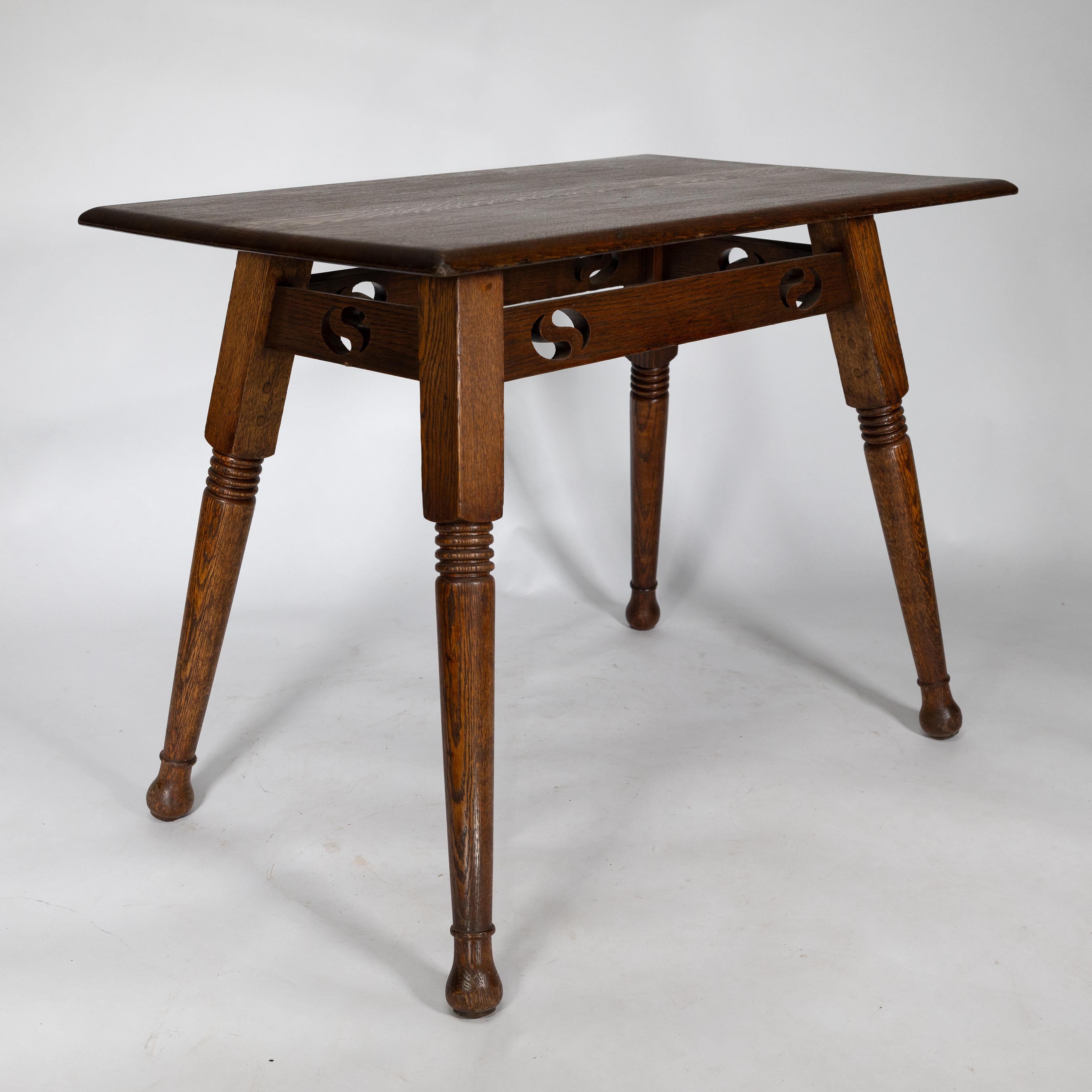 Chêne William Birch. Grande table d'appoint en chêne de style Arts and Crafts en vente