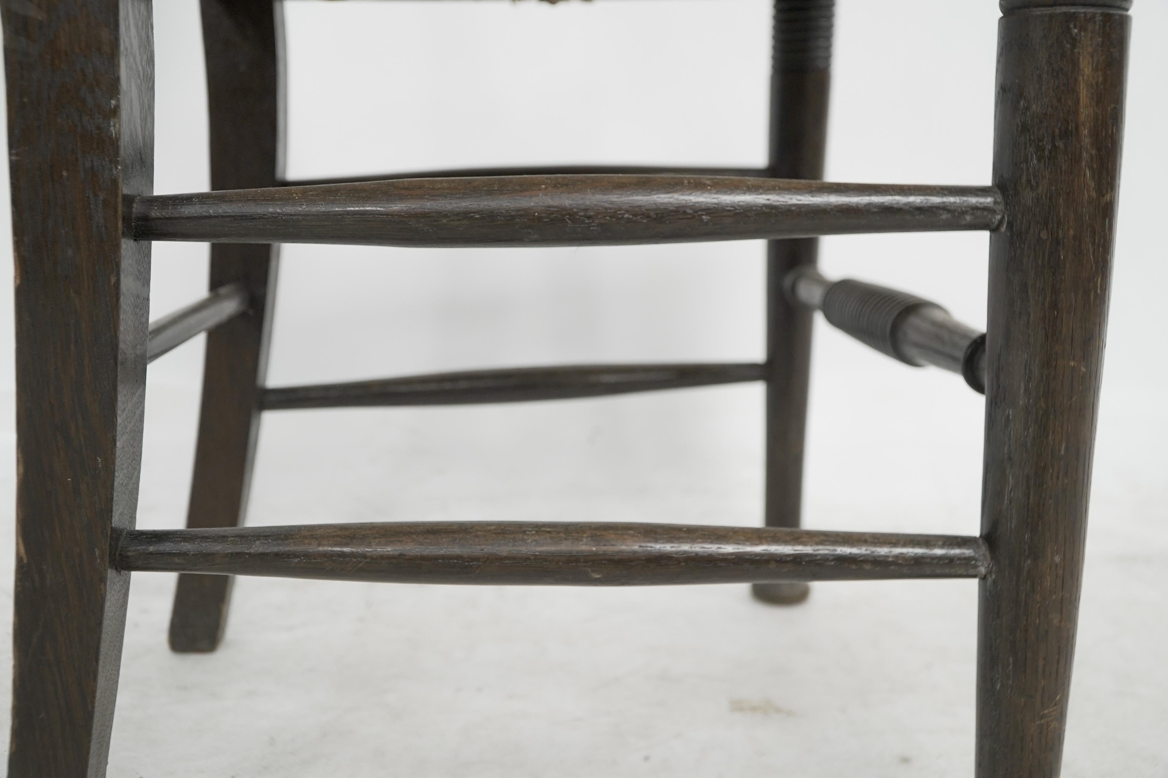 William Birch, vendu par Liberty & Co. Paire de chaises de salle à manger en chêne Arts & Crafts en vente 7