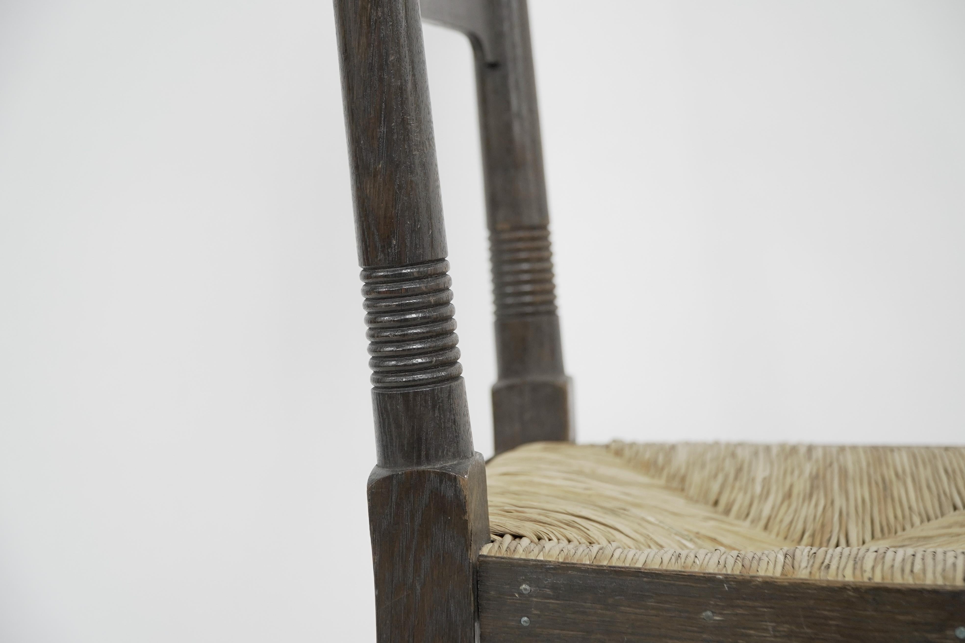 Début du 20ème siècle William Birch, vendu par Liberty & Co. Paire de chaises de salle à manger en chêne Arts & Crafts en vente