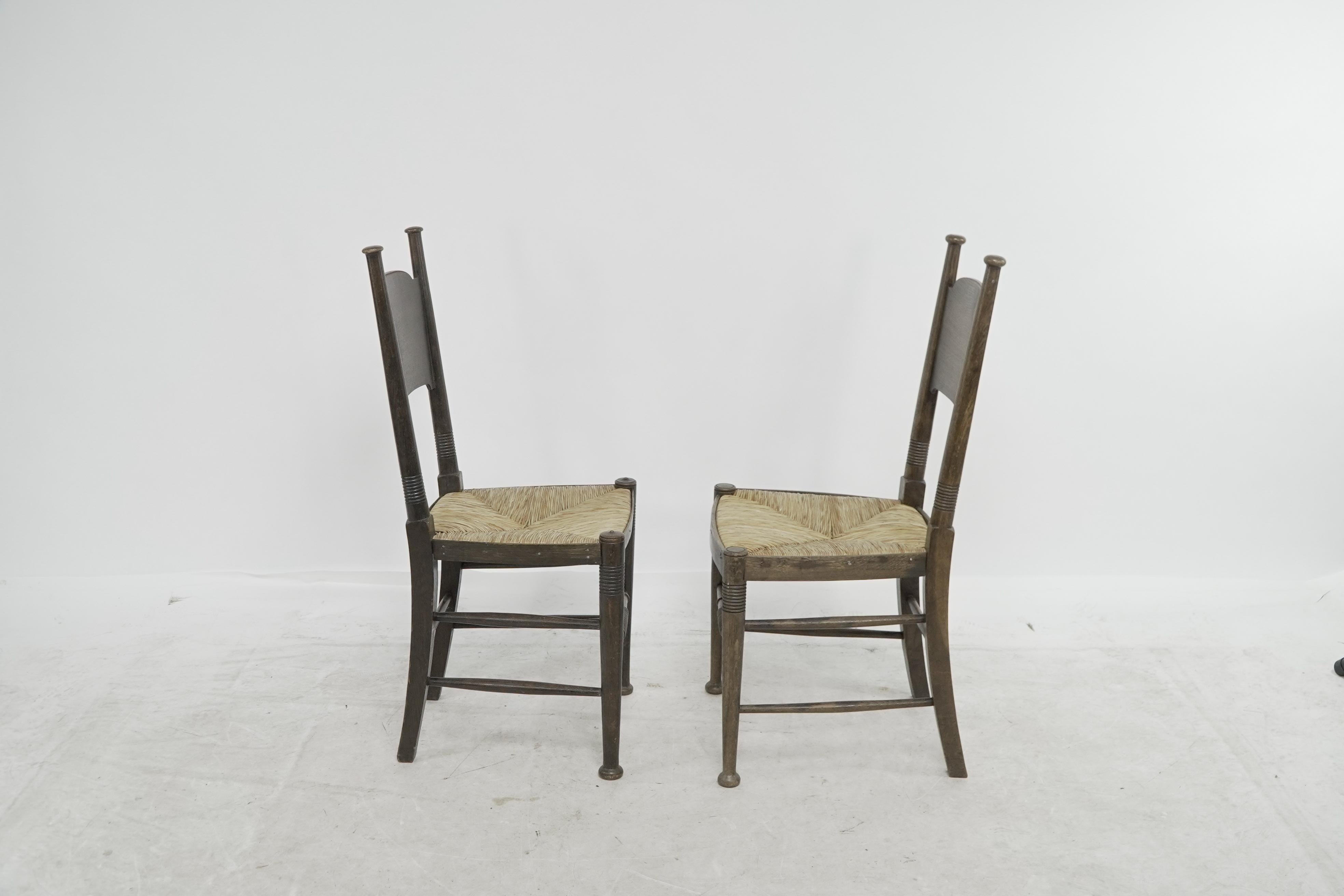 Arts and Crafts William Birch, vendu par Liberty & Co. Paire de chaises de salle à manger en chêne Arts & Crafts en vente