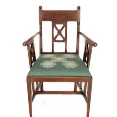 William Birch. Fauteuil en noyer de l'Aesthetic Movement, orné d'épis de faîtage en forme de boules tournées.