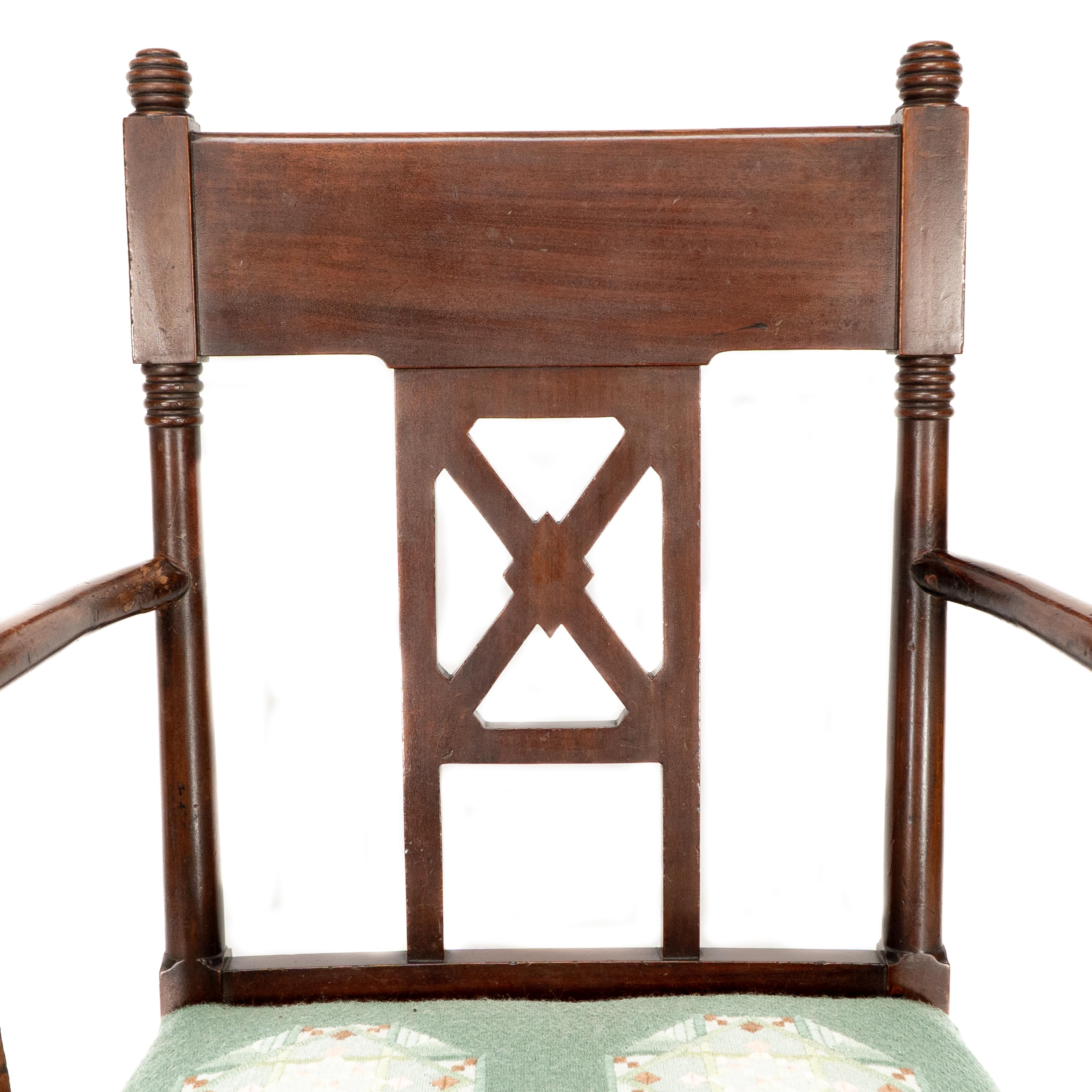 Noce William Birch. Una poltrona in noce dell'Aesthetic Movement con terminali a sfera torniti in vendita