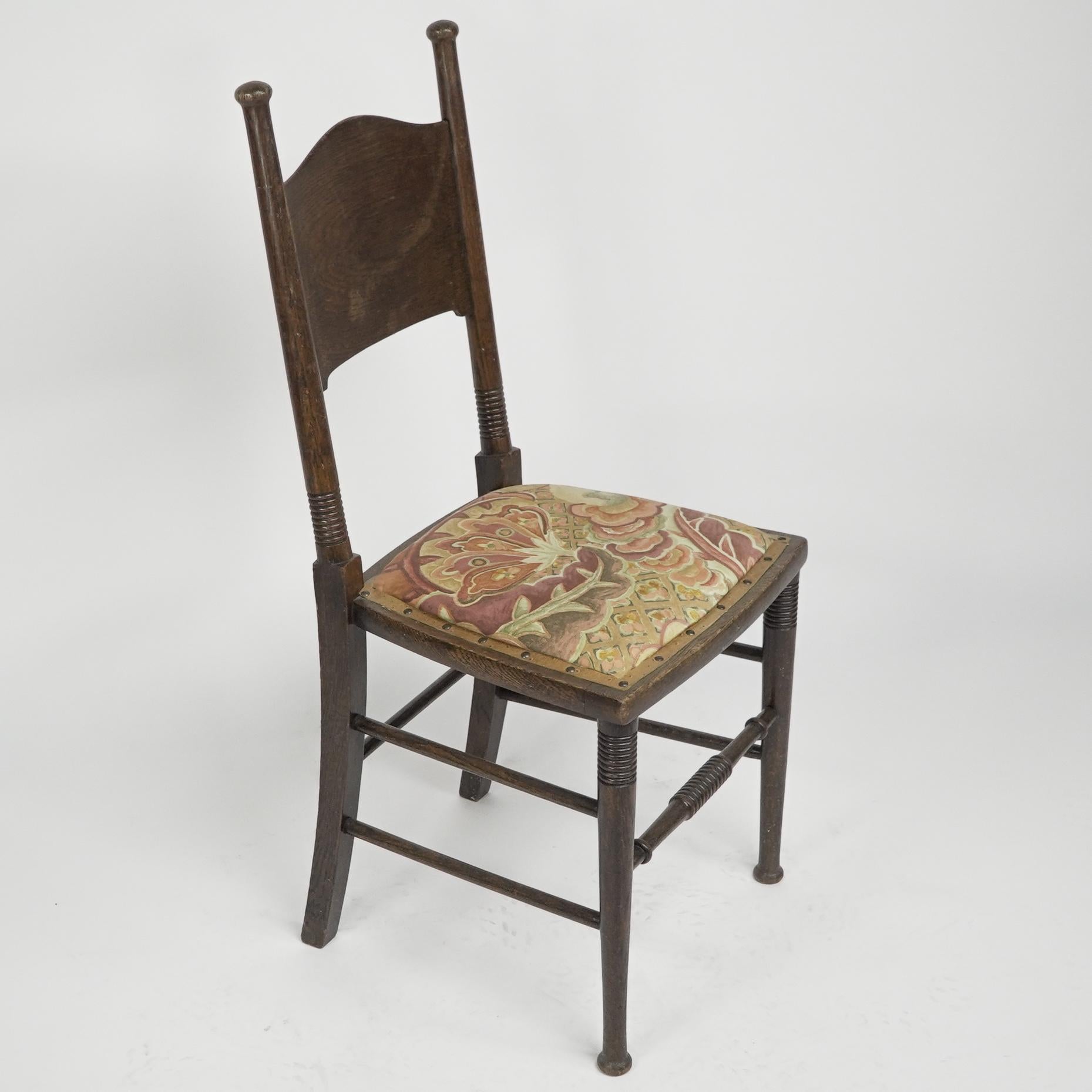 William Birch Ein gepolsterter Stuhl aus Eichenholz im Stil des Arts and Crafts.
