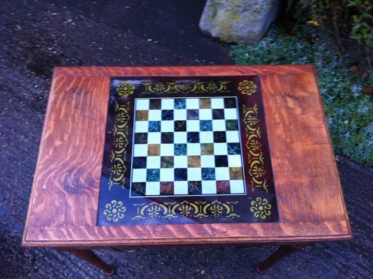 Arts and Crafts Table d'échecs Arts & Crafts en chêne de bonne qualité de William Birch pour Liberty & Co. en vente