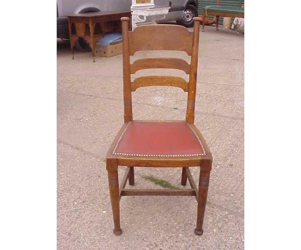 William Birch fabrique des meubles pour Liberty and Co.
Rare ensemble de seize chaises de salle à manger en chêne de style Arts & Crafts, y compris une paire de fauteuils assortis.
De bonne qualité, bien fabriqués et prêts à être rembourrés,