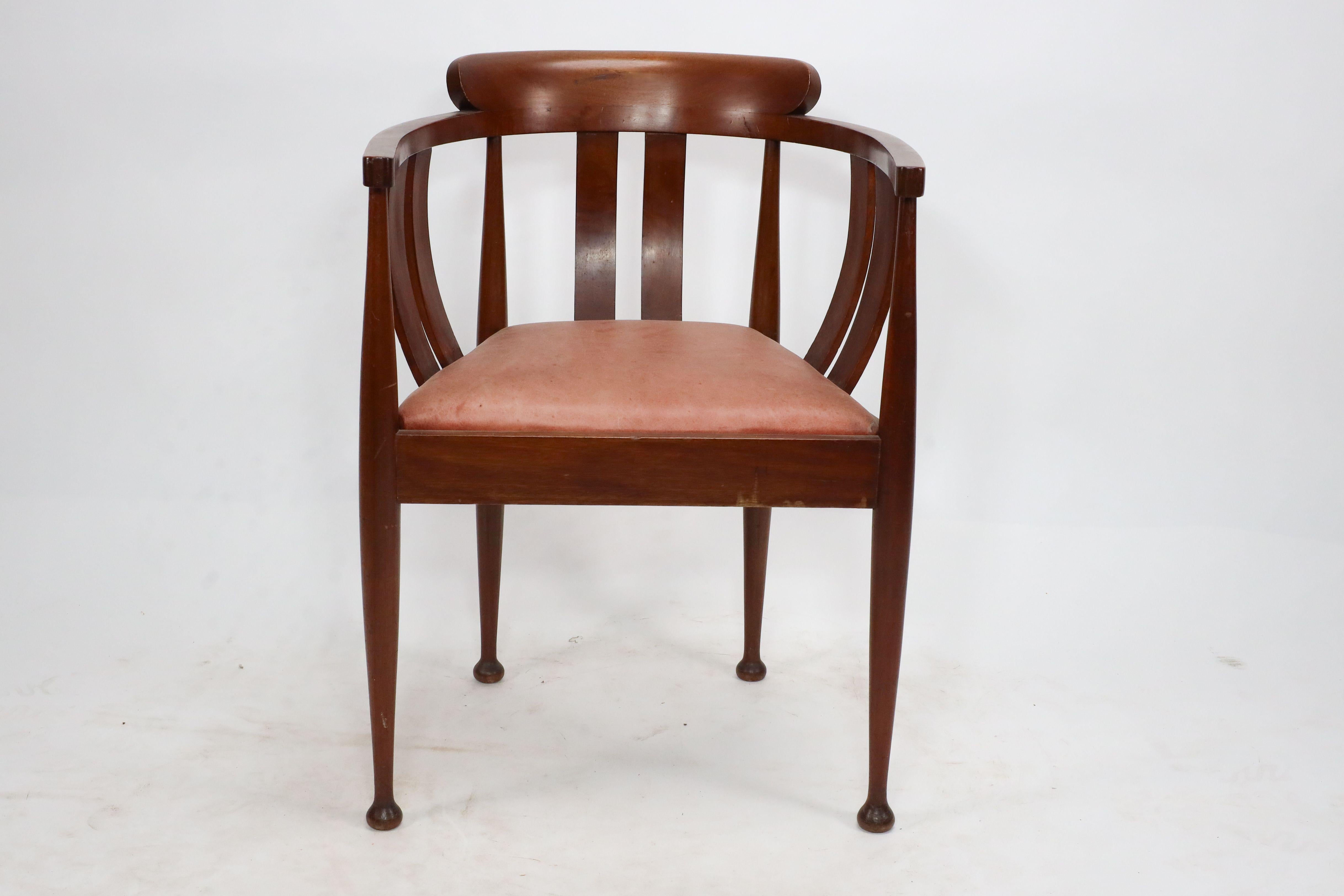 Fauteuil en noyer de style Arts and Crafts, avec un dossier incurvé sur des pieds tournés effilés, probablement fabriqué par William Birch. Le siège a été professionnellement retapissé dans un cuir de qualité de couleur lie-de-vin.
