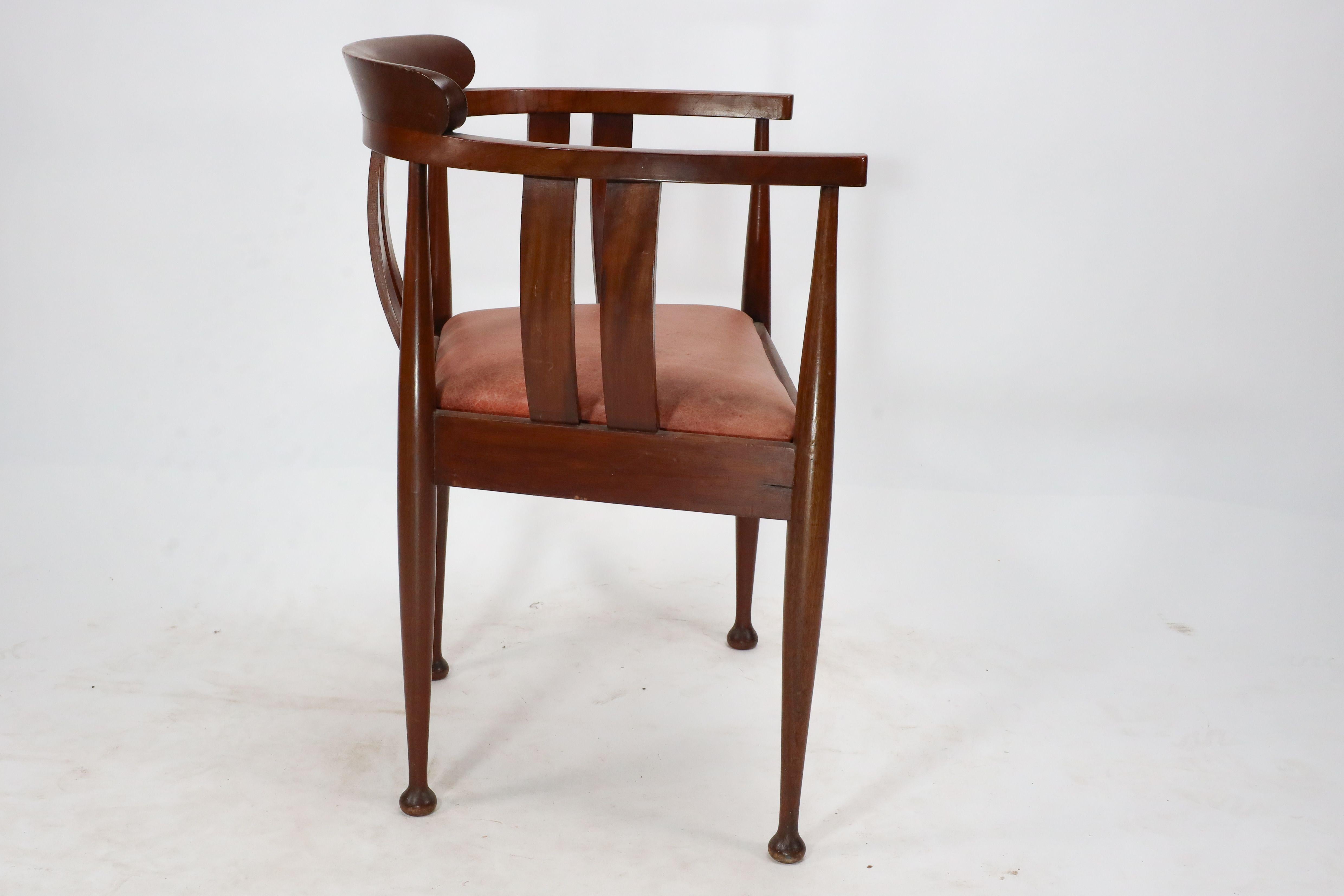 Cuir William Birch (probablement). Fauteuil en noyer de style Arts and Crafts en vente
