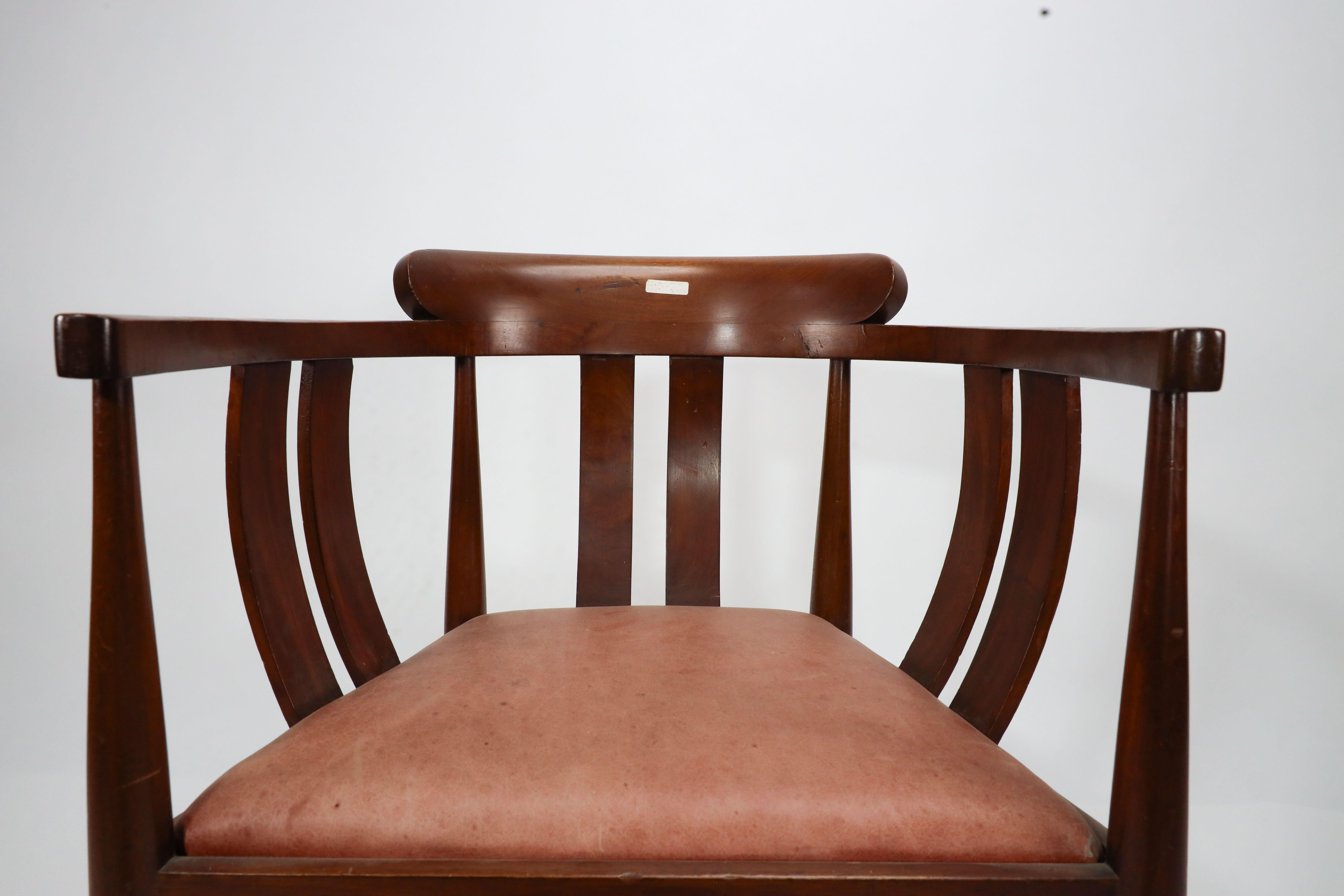 William Birch (probablement). Fauteuil en noyer de style Arts and Crafts en vente 2