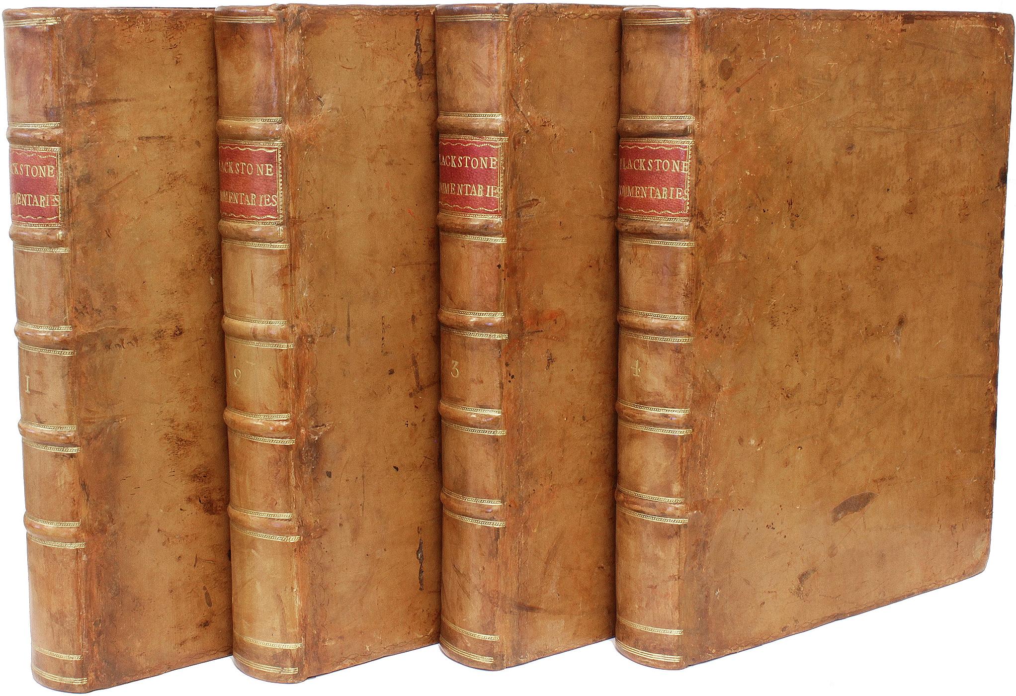 AUTORE: BLACKSTONE, William Williams. 

TITOLO: Commentari sulle leggi d'Inghilterra. In quattro libri.

EDITORE: Londra: At The Clarendon Press, 1770.

DESCRIZIONE: QUARTA EDIZIONE. 4 volumi, 4to quadrato, 10-11/16