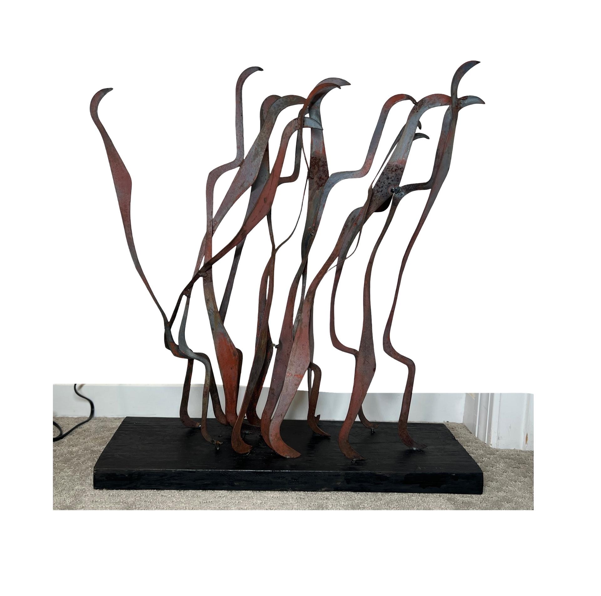 William Charles Palmer (américain, 1906-1987), Abstrait moderne construit en métal forgé sur une base en bois peint. Marqué sur la face inférieure. Vers 1945. 

