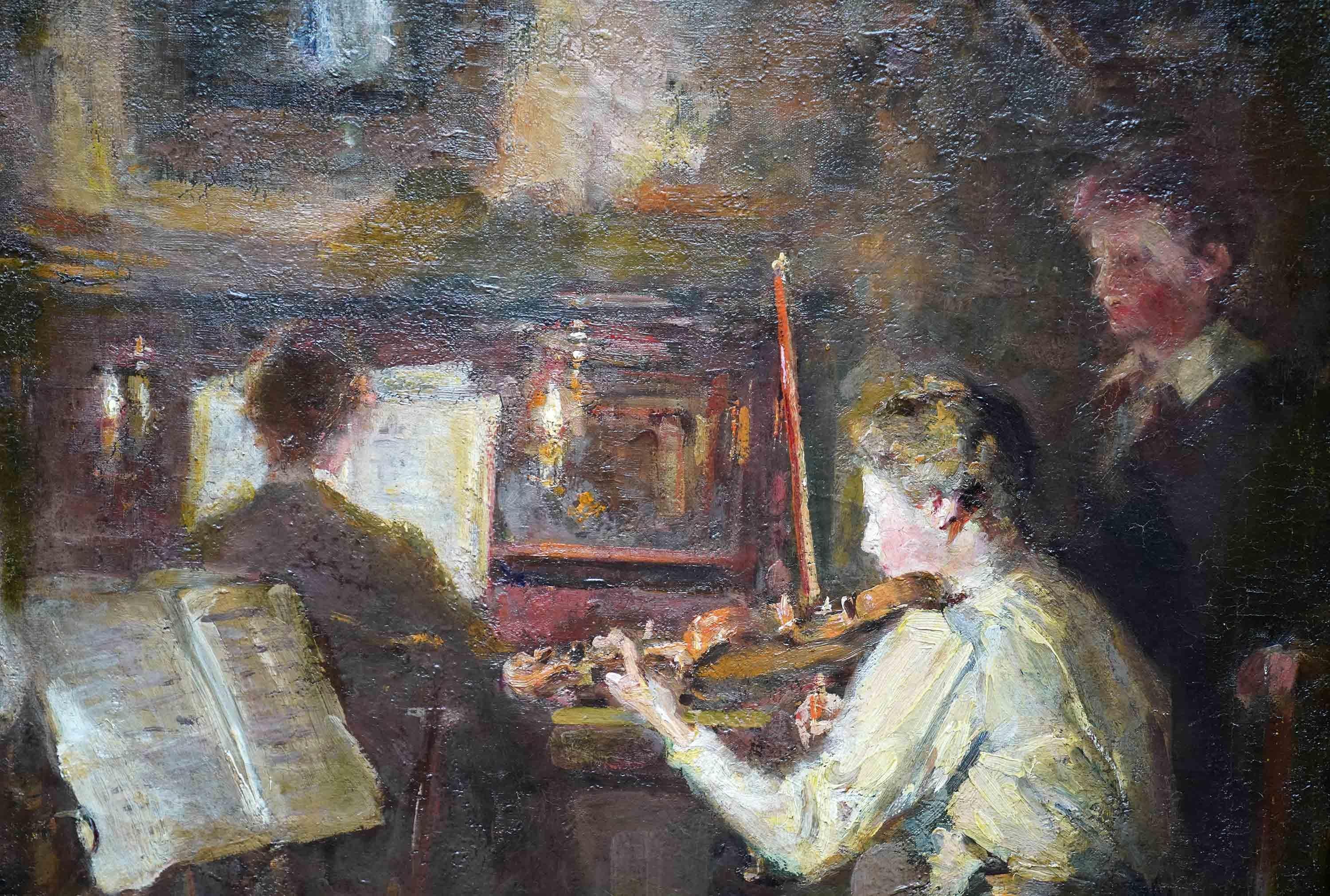 Questo superbo dipinto a olio dell'impressionismo britannico del XIX secolo è opera del noto artista Christian Symons. Dipinto intorno al 1880, è una composizione figurativa di un evento musicale. In primo piano in un salotto, una signora seduta di