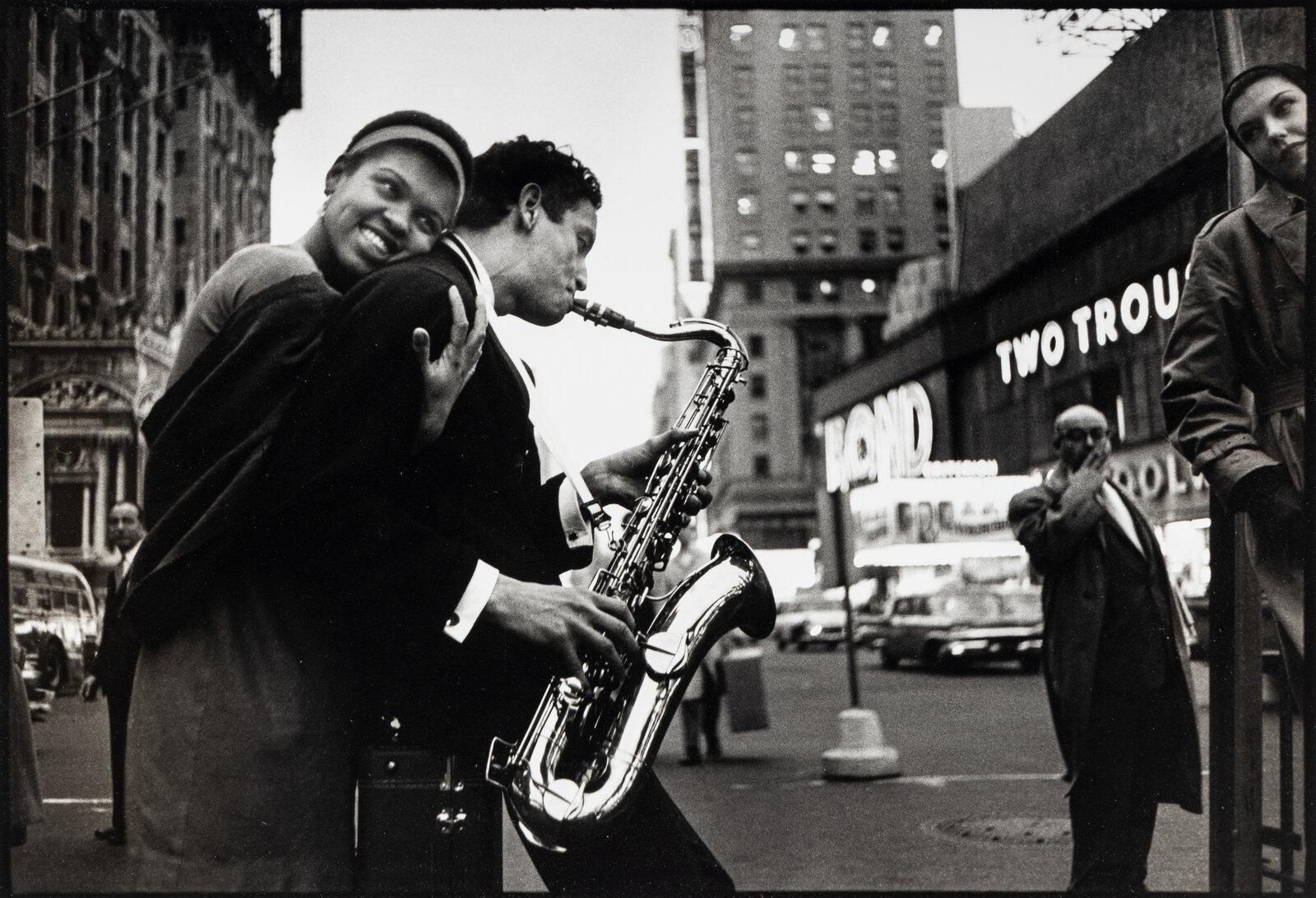 Black and White Photograph de William Claxton - Times Square, Nueva York, 1960