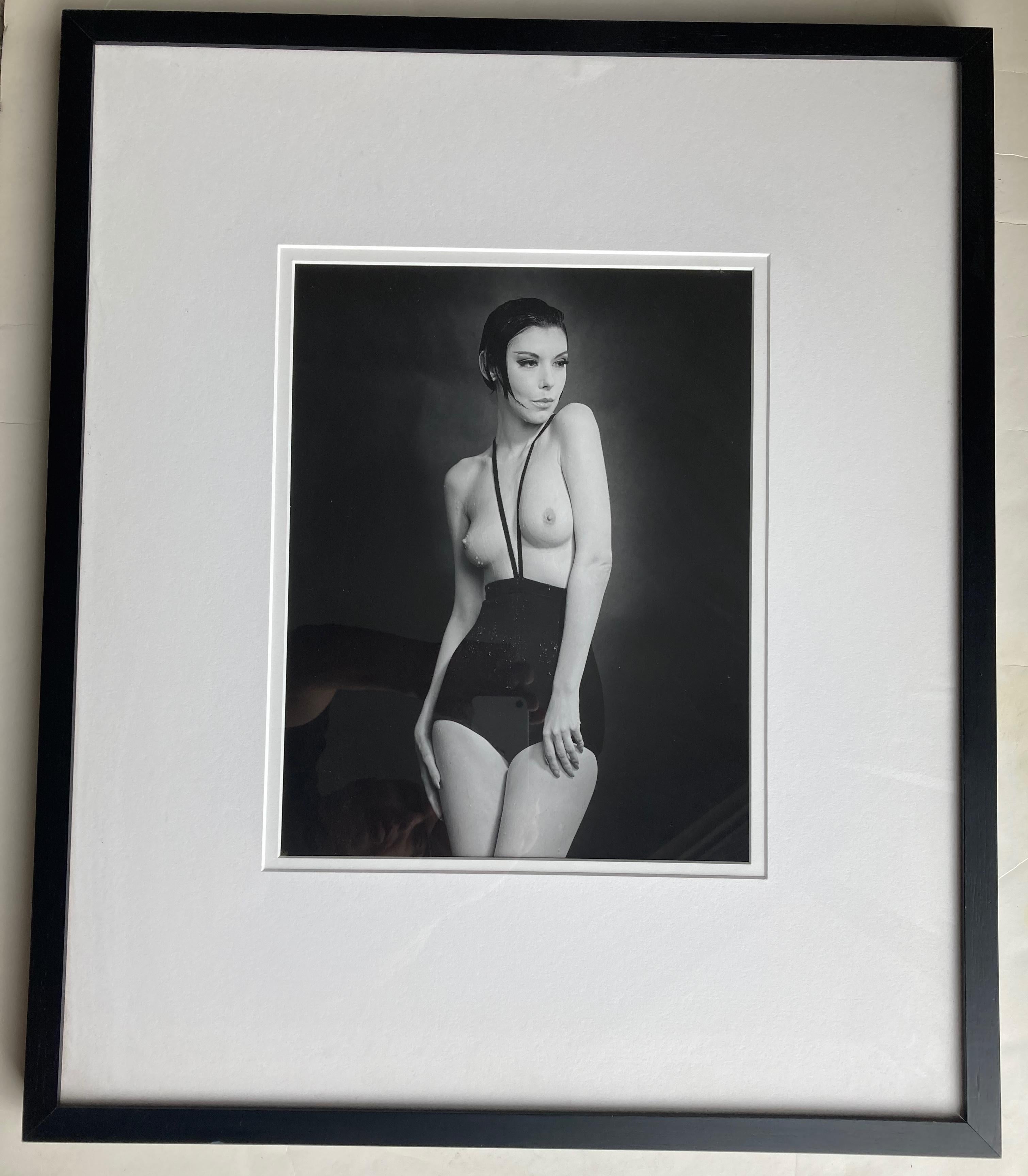 Nous avons une très belle et importante photo de l'artiste bien connu William Claxton de Peggy Moffit dans le maillot de bain sans haut de Rudi Gernreich