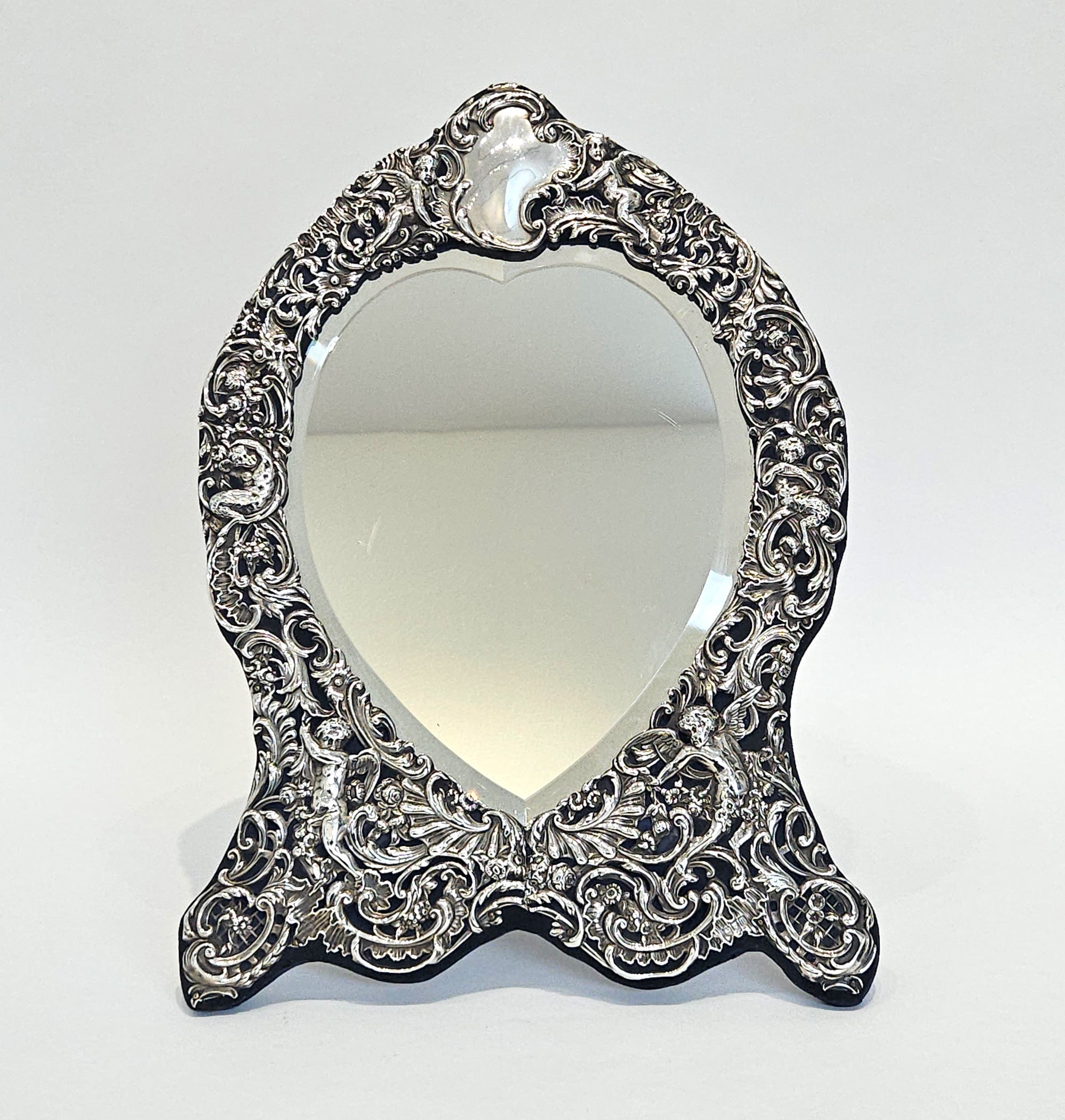 Specchio da toilette in argento a forma di cuore di William Comyns, Londra 1906 in vendita
