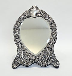 Specchio da toilette in argento a forma di cuore di William Comyns, Londra 1906