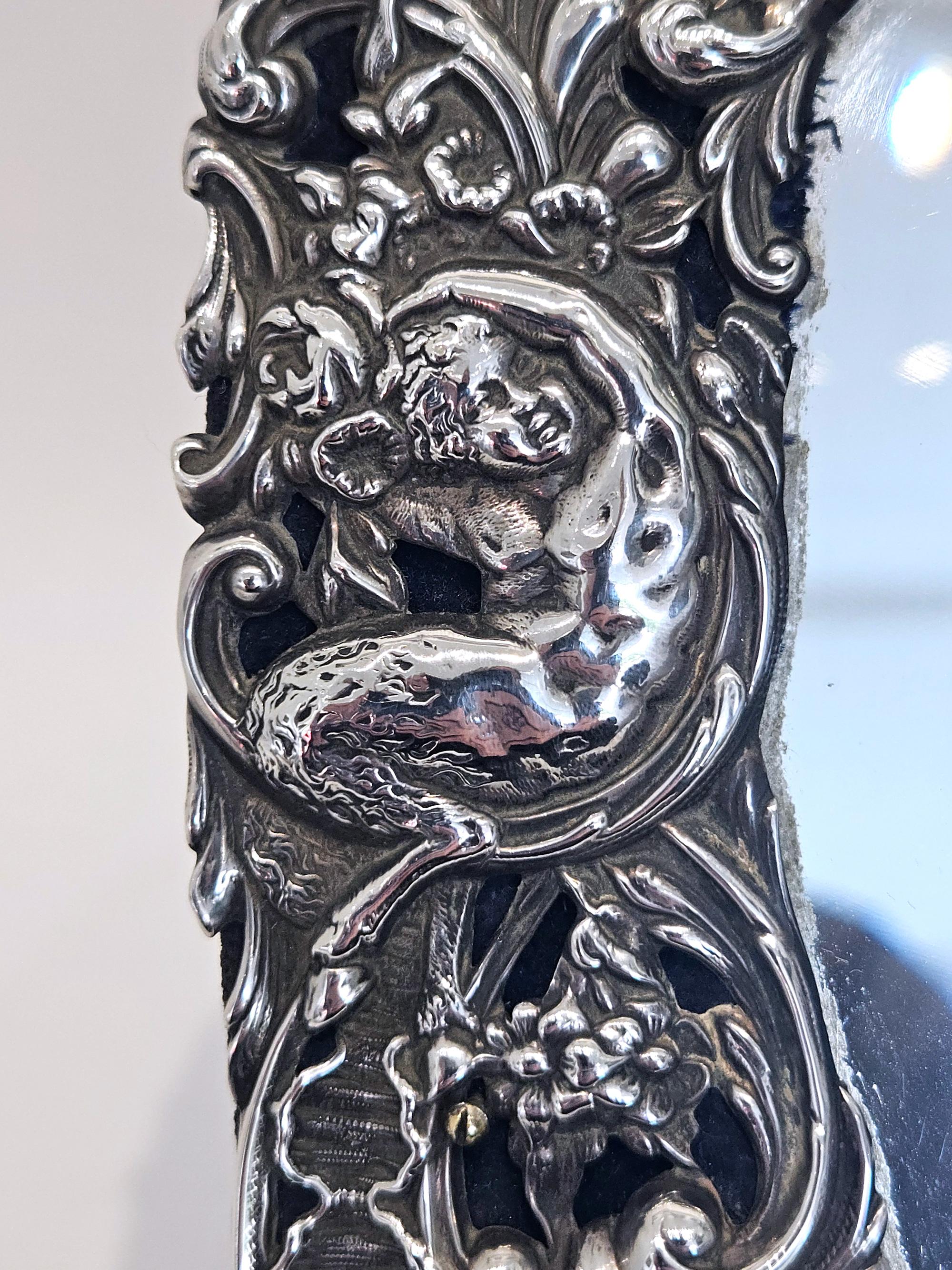 Inglese William Comyns Grande specchio da toeletta in argento a forma di cuore, Londra 1895 in vendita