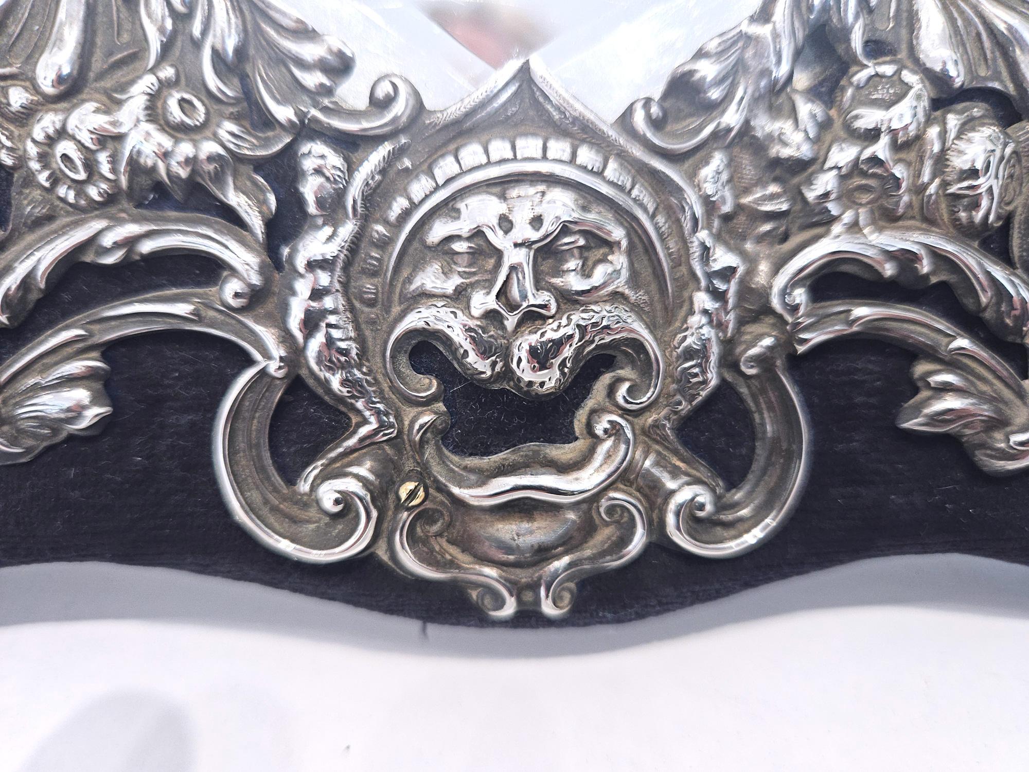XIX secolo William Comyns Grande specchio da toeletta in argento a forma di cuore, Londra 1895 in vendita