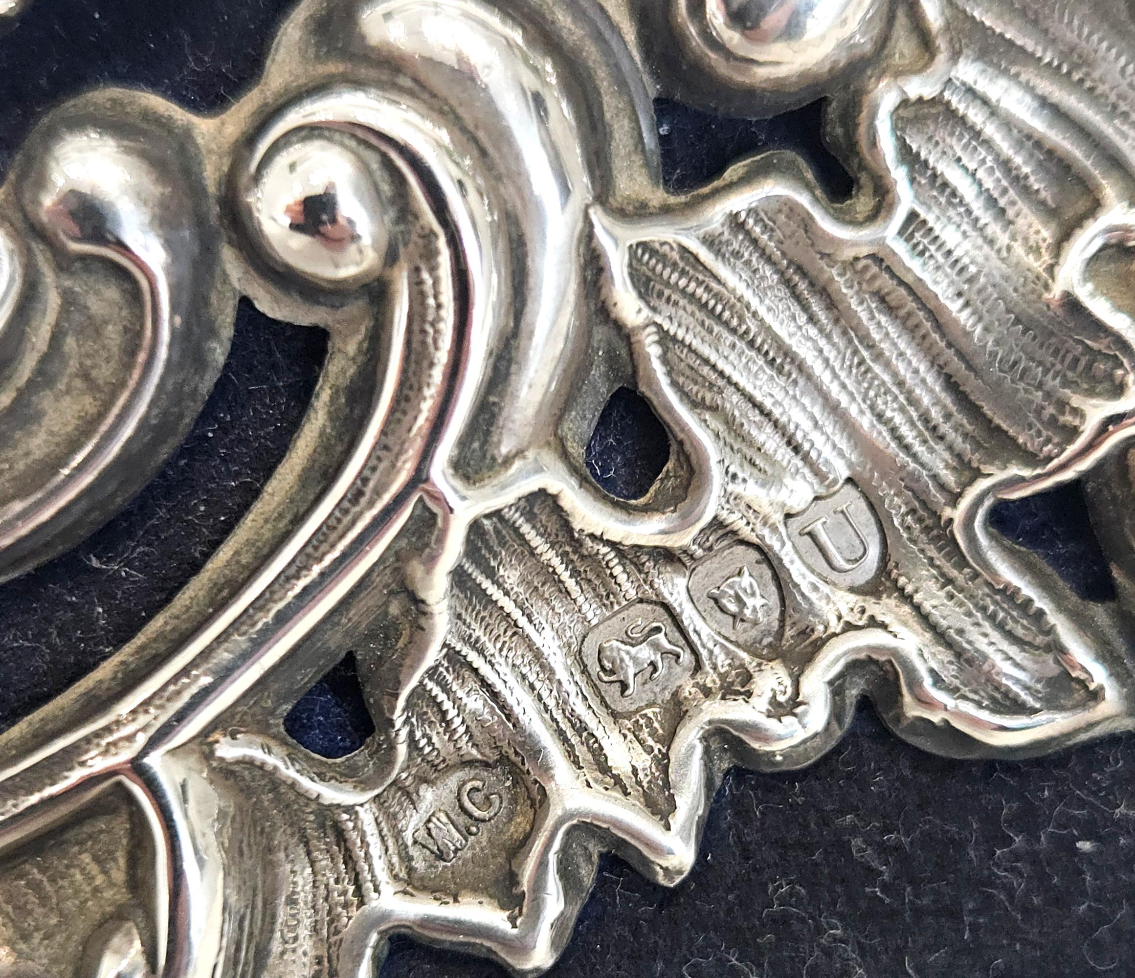 Argento 925 William Comyns Grande specchio da toeletta in argento a forma di cuore, Londra 1895 in vendita