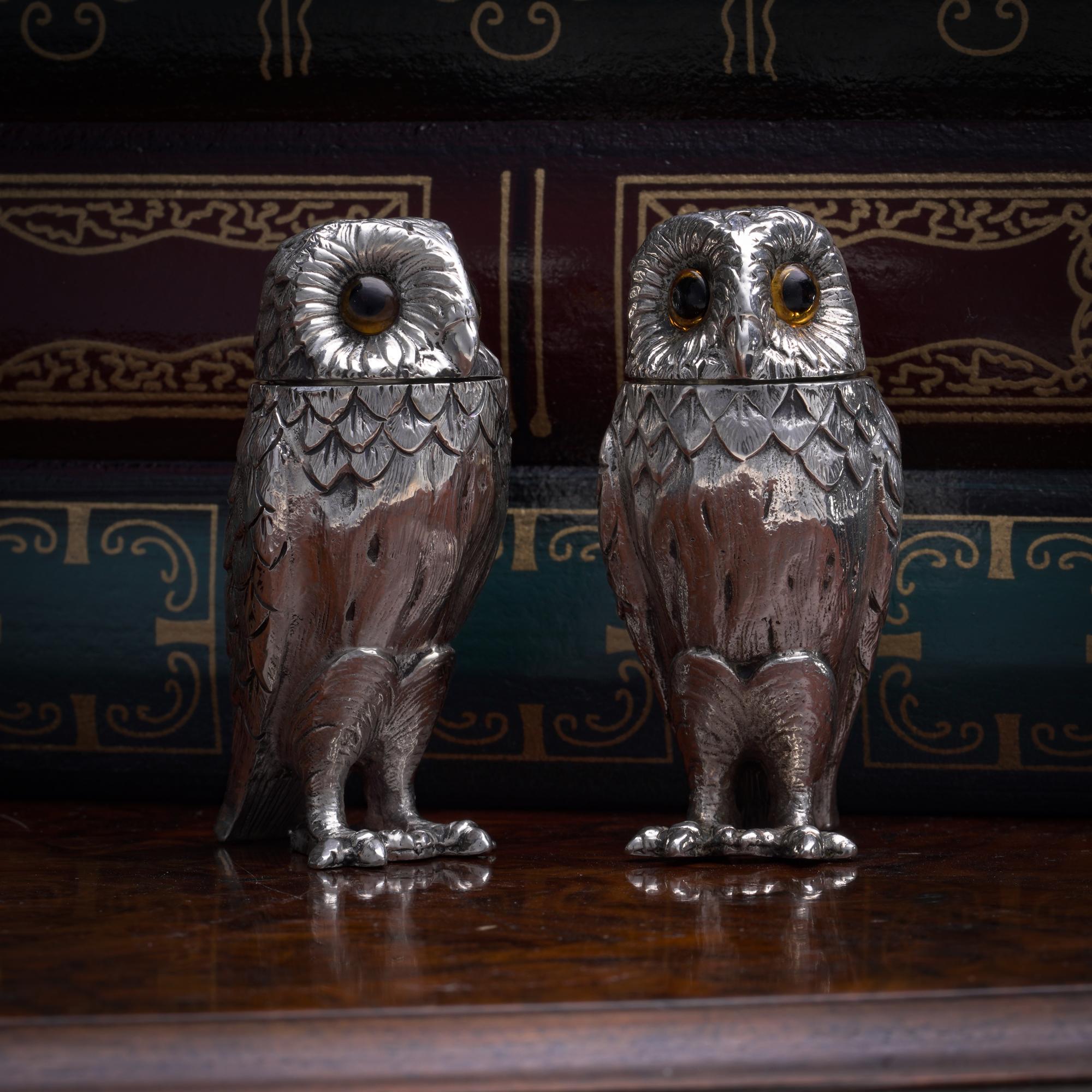 Un'affascinante e decorativa coppia d'epoca di cascatori di sale e pepe a forma di gufo in argento sterling di William Comyns & Sons Ltd (Richard Comyns), con marchio di Londra, 1975. Finemente modellato con dettagli naturalistici, ogni gufo è